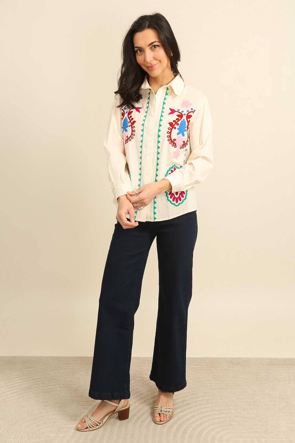 Grossiste Inspiration Studio - Chemise en coton écru à coupe droite et fluide, ornée de broderies florales multicolores, avec col chemise classique et manches longue.