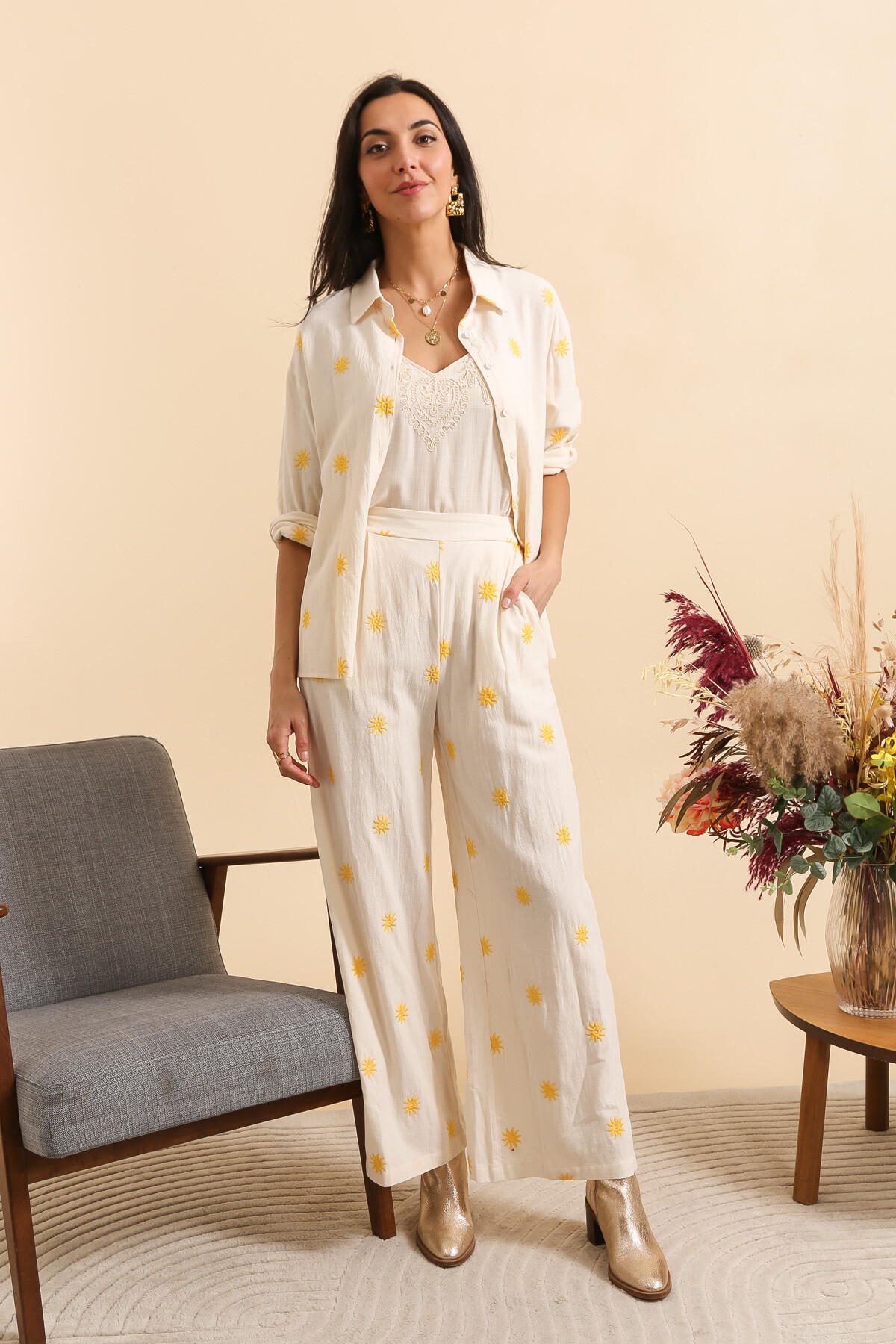 Wholesaler Inspiration Studio - Cotton shirt with embroidered sun pattern.