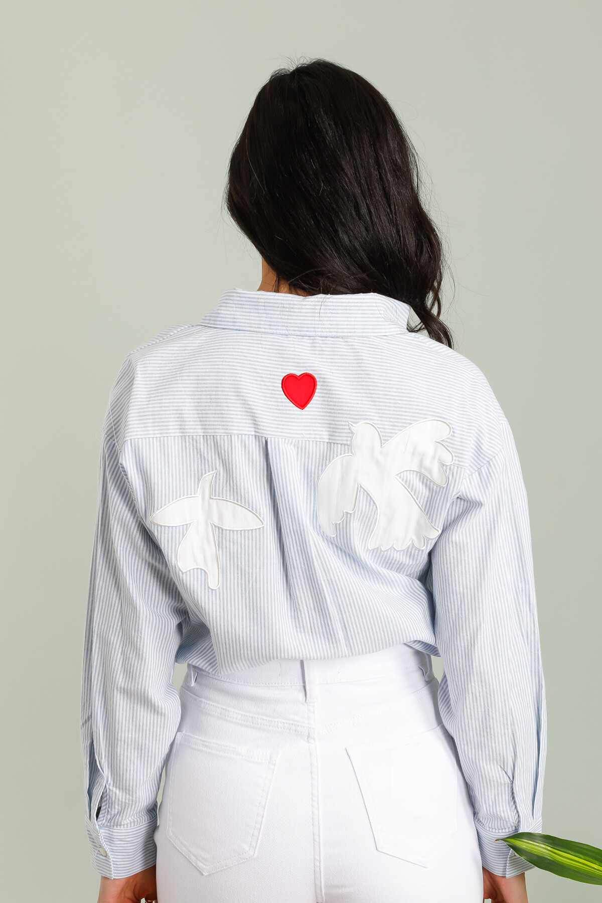 Grossista Inspiration Studio - Marda camicia a strisce di cotone, ricami applicato nella parte posteriore.