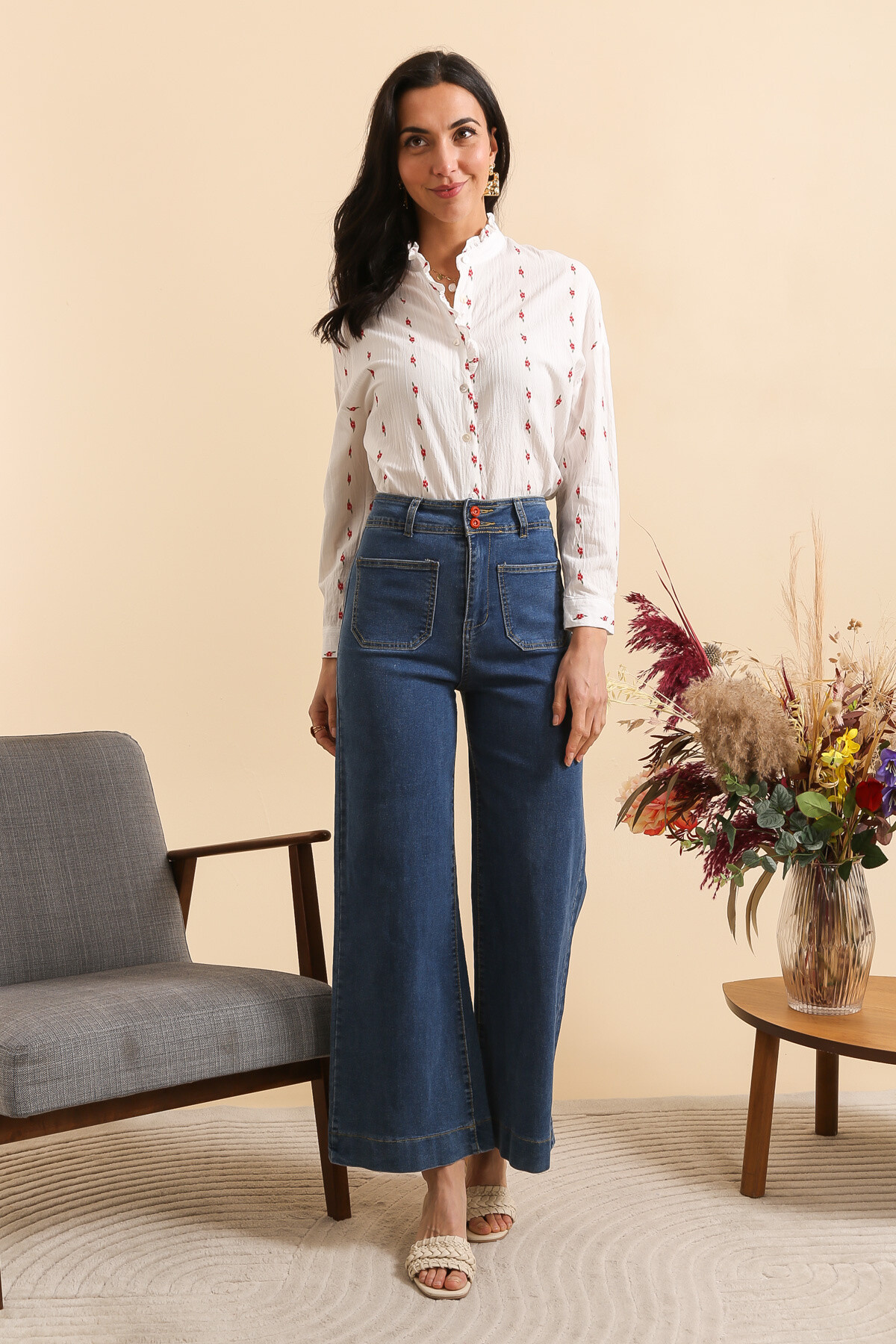 Wholesaler Inspiration Studio - Cotton shirt with embroidered floral patterns.
