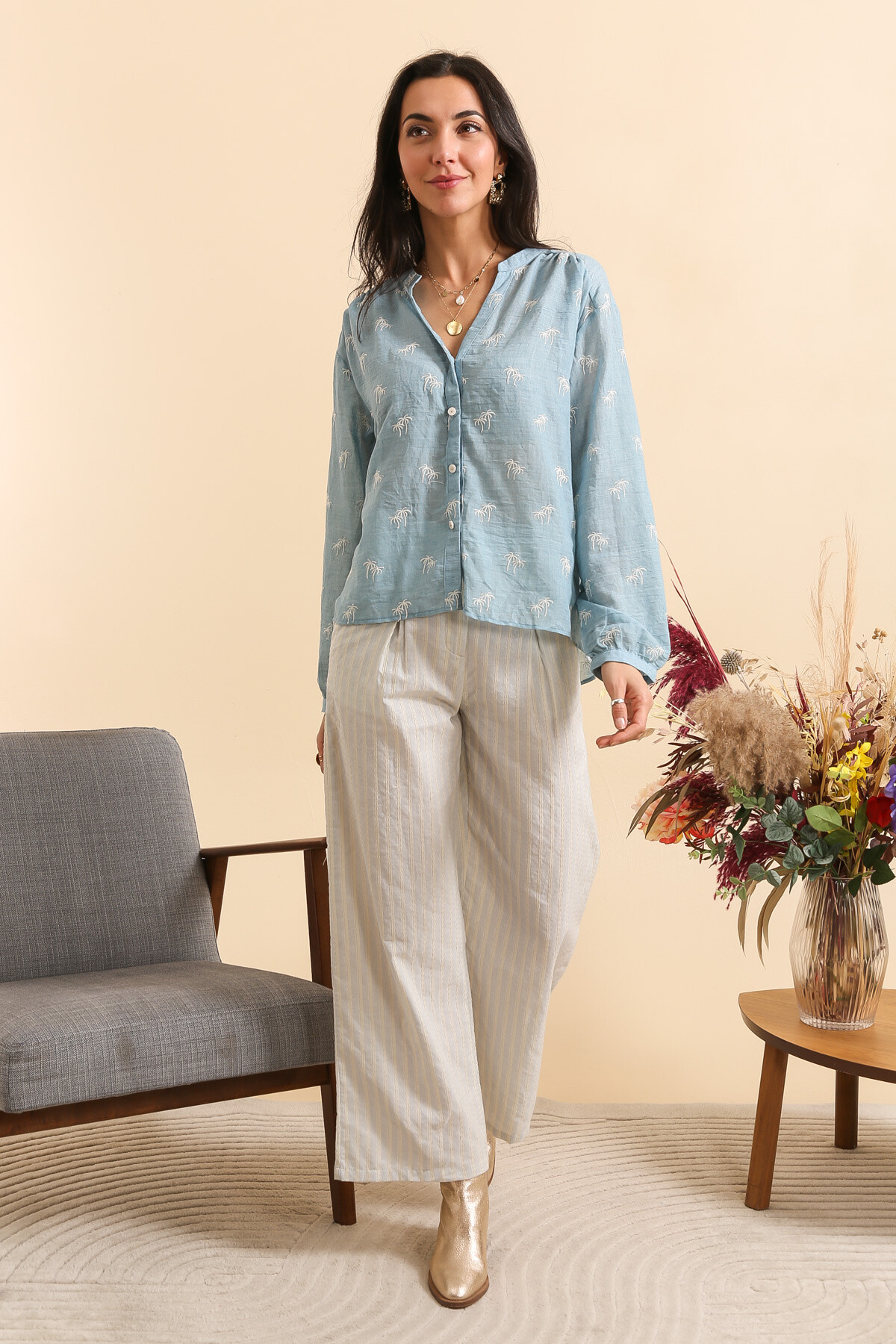 Wholesaler Inspiration Studio - Flowing cotton shirt with small embroidered palm trees.