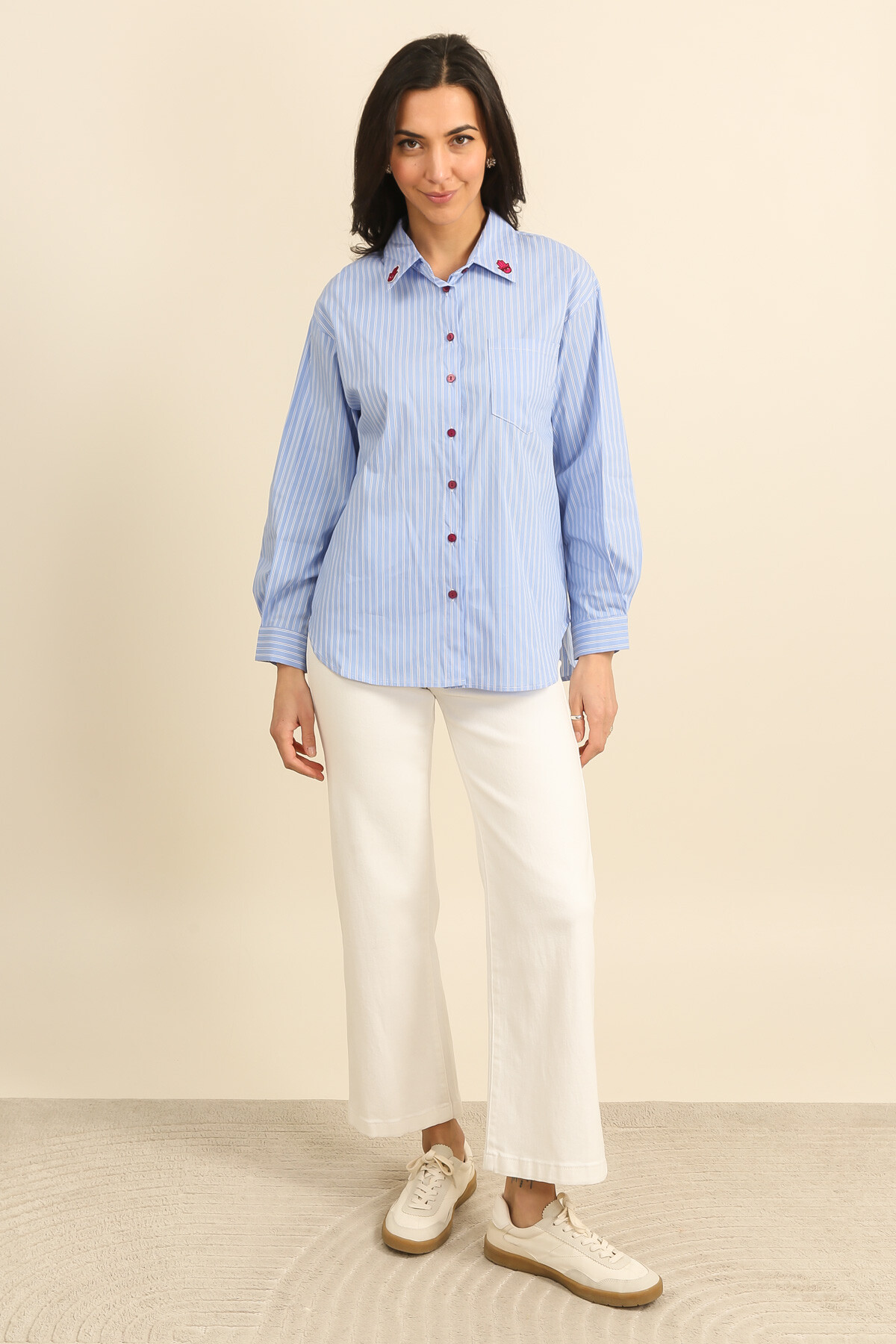 Grossiste Inspiration Studio - Chemise femme à rayures fines, disponible en bleu ciel et rose, avec broderies décoratives au col.