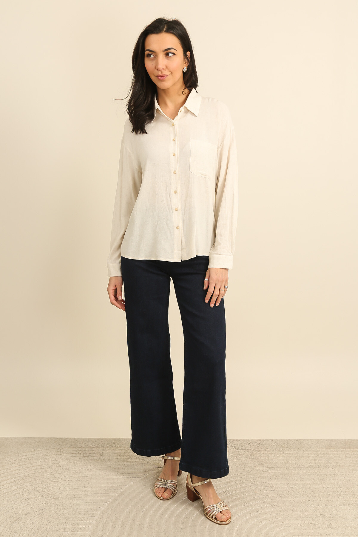 Grossiste Inspiration Studio - Chemise en coton unie écrue, fluide et élégante, rehaussée de boutons dorés pour une finition raffinée.