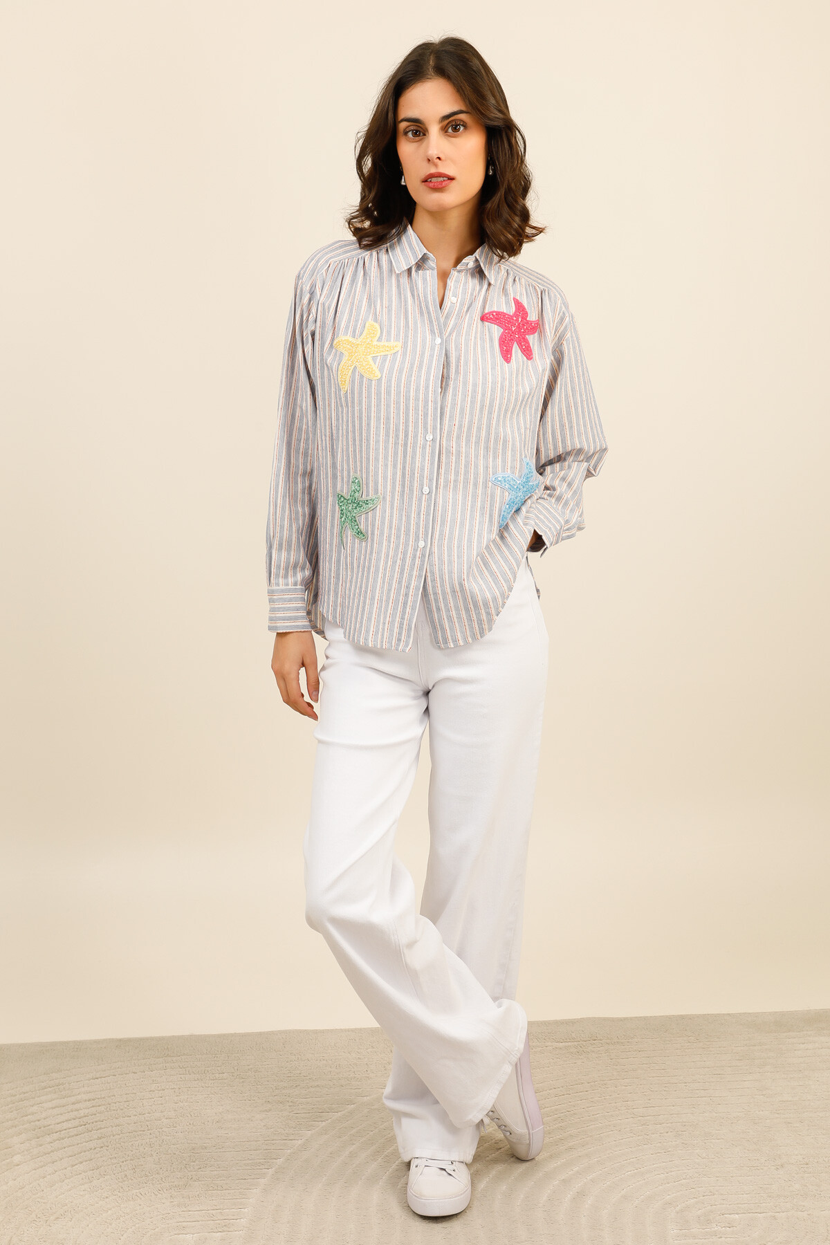 Grossiste Inspiration Studio - La chemise qui apporte instantanément du soleil en vitrine.
