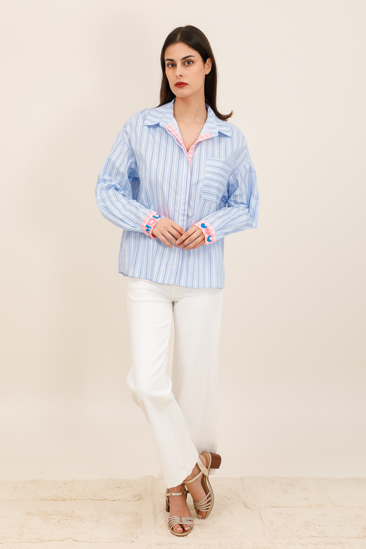 Grossiste Inspiration Studio - Chemise rayée manches longues avec détails contrastés et broderie lettering “inscription brodée ‘AMOUR’”.