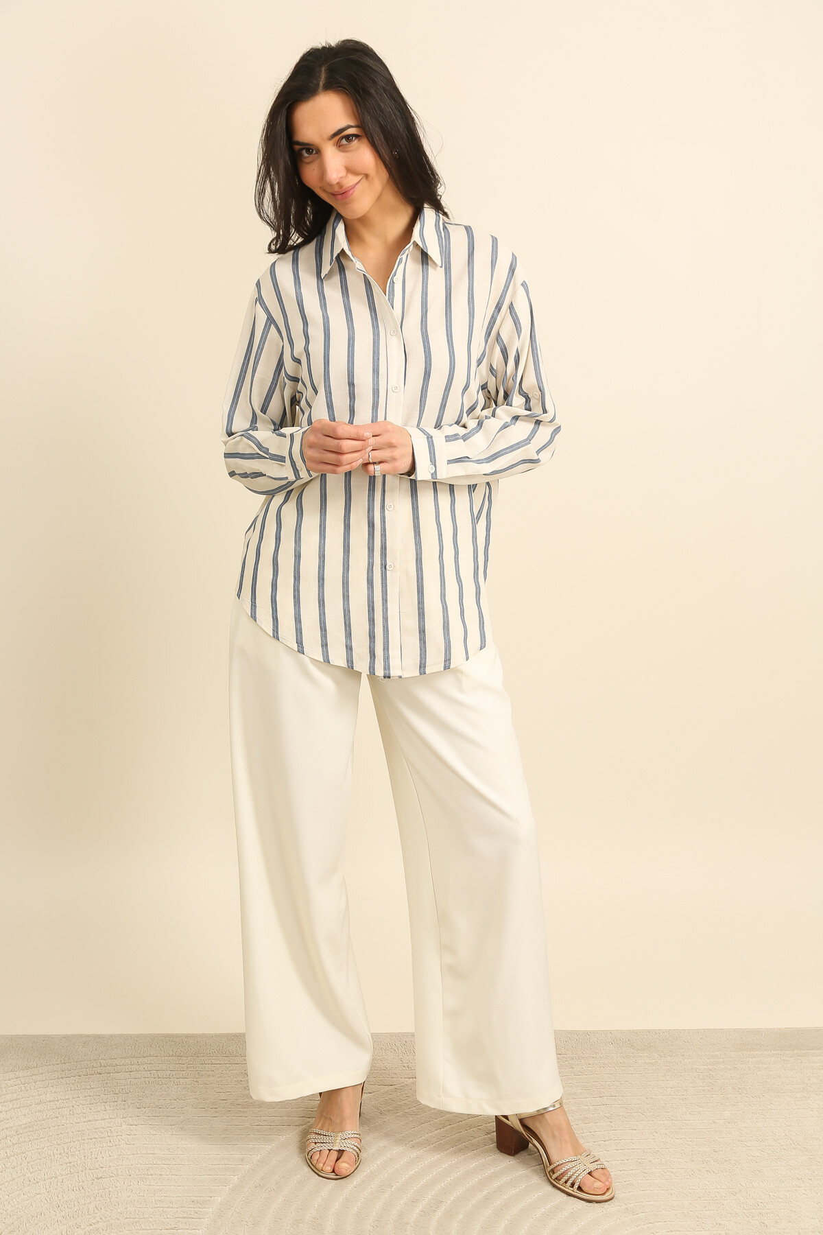 Mayorista Inspiration Studio - Camisa de lino crudo con rayas verticales azul grisáceo, de corte fluido y acabados impecables.