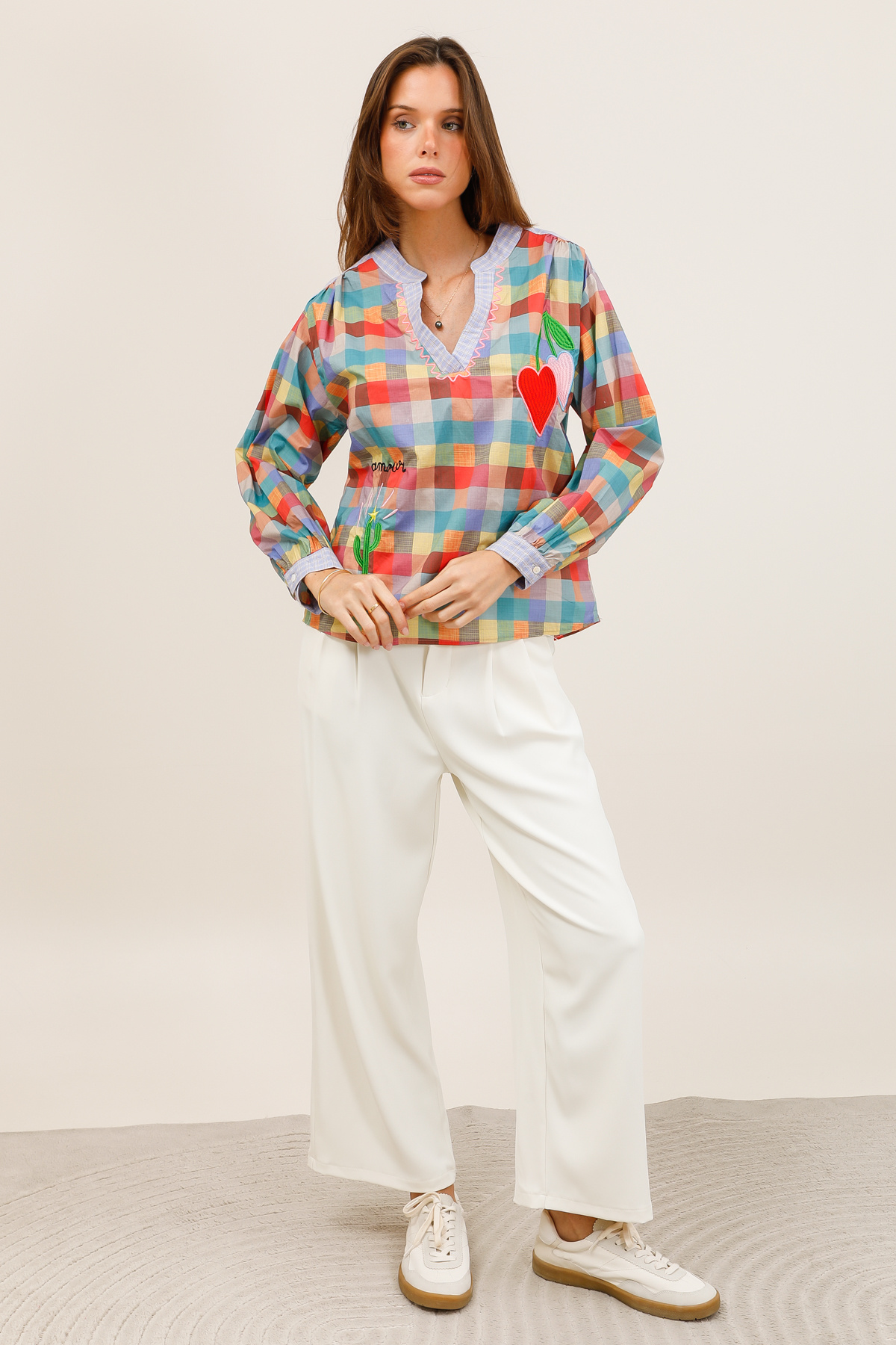 Grossiste Inspiration Studio - Blouse à carreaux multicolores avec col tunisien contrasté et broderies fantaisie.