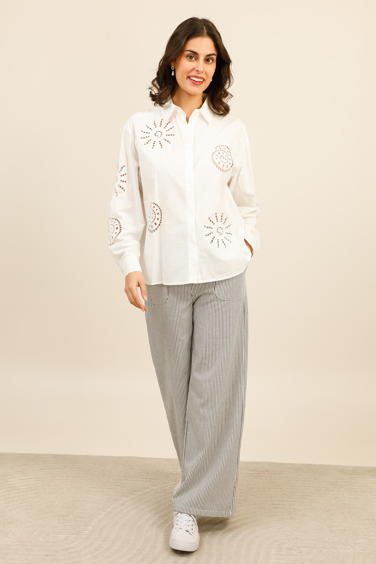 Grossiste Inspiration Studio - Chemise en coton brodée, ornée de motifs ajourés esprit soleil et rosaces, au design lumineux et ultra-feminin.