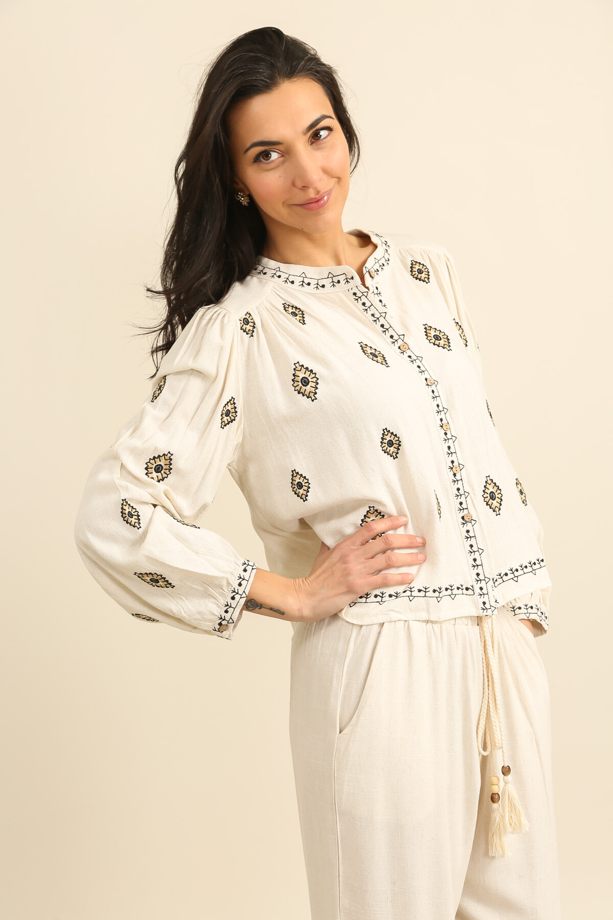 Grossiste Inspiration Studio - Chemise femme en lin écru, ornée de broderies graphiques et d’une coupe fluide.
