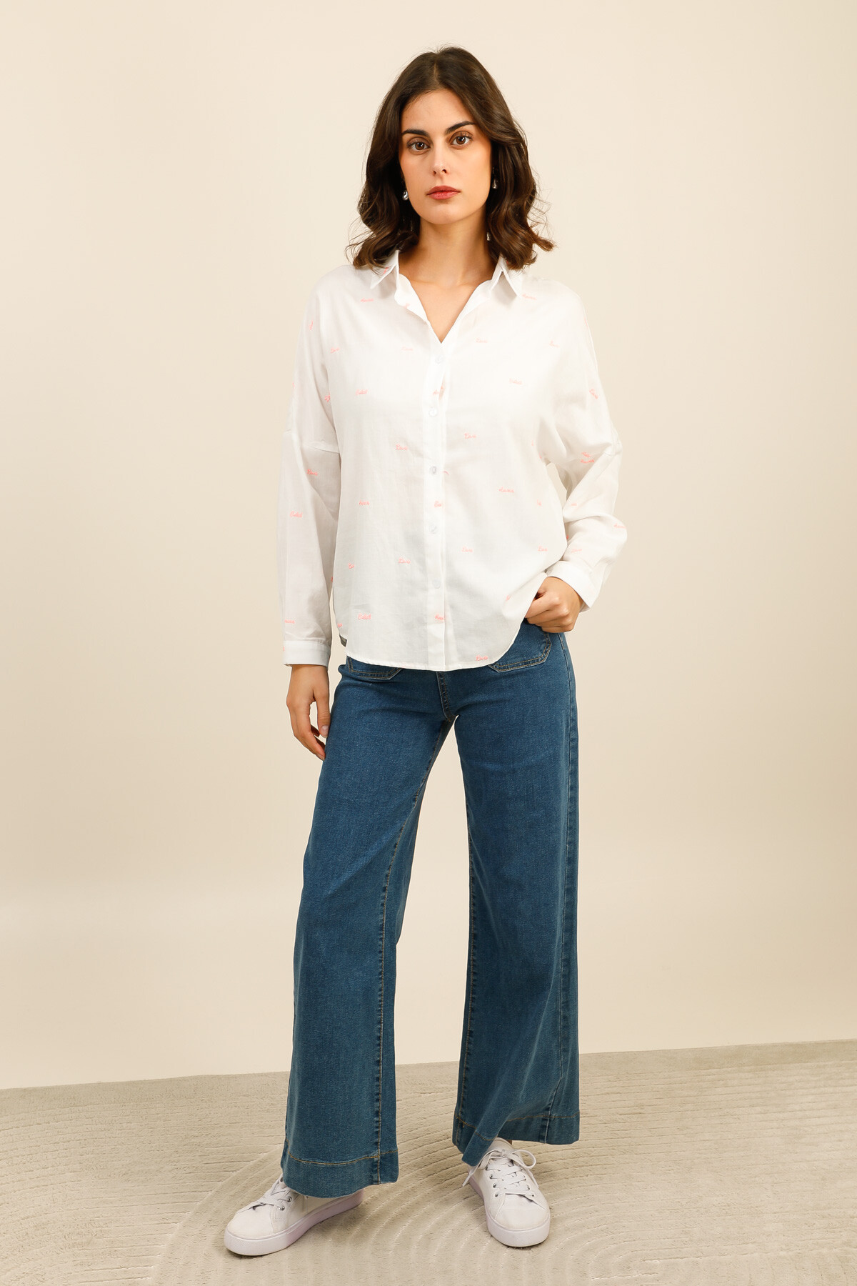 Grossiste Inspiration Studio - La chemise aux broderies roses qui fait toute la différence.