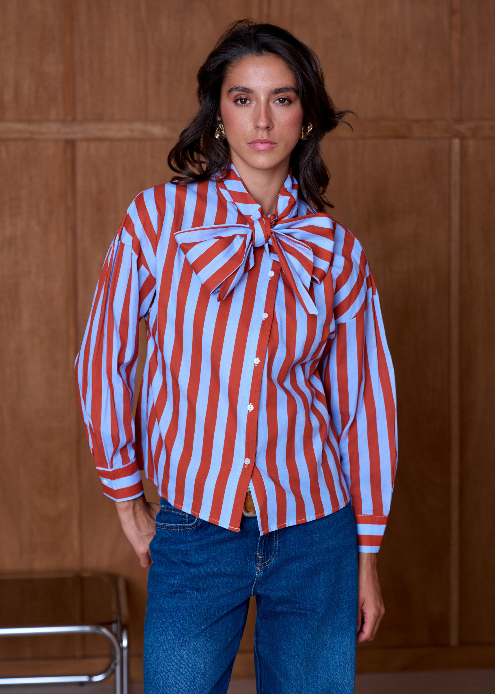 Mayorista Inspiration Studio - Blusa a rayas con lazo – Elegancia atemporal