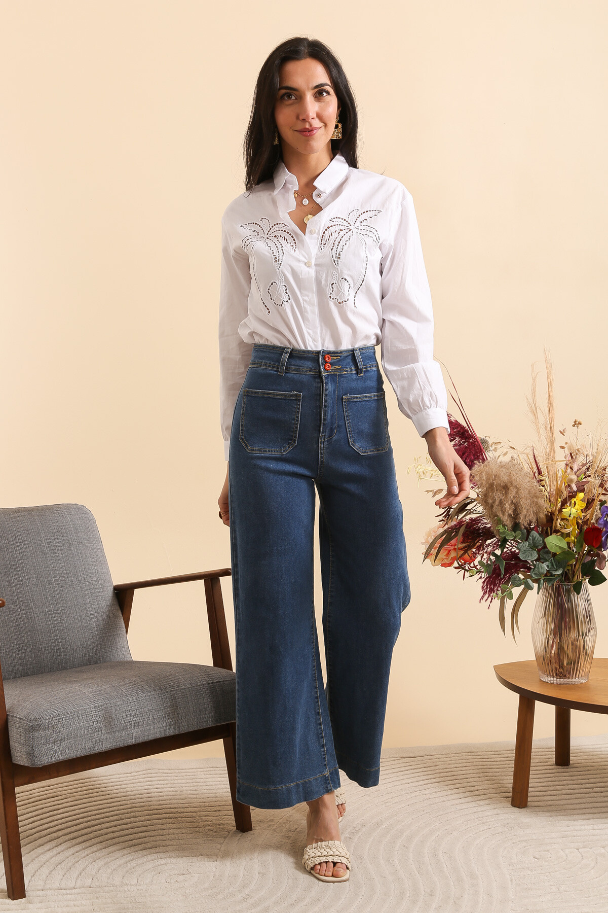 Grossista Inspiration Studio - Camicia di cotone con motivi di palme ricamate.