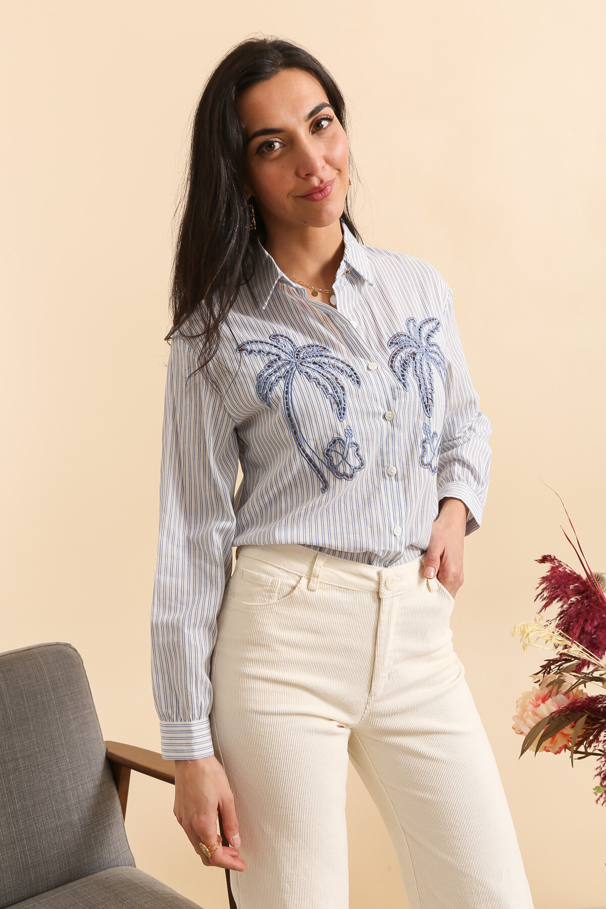 Wholesaler Inspiration Studio - Cotton shirt with embroidered palm tree motifs.