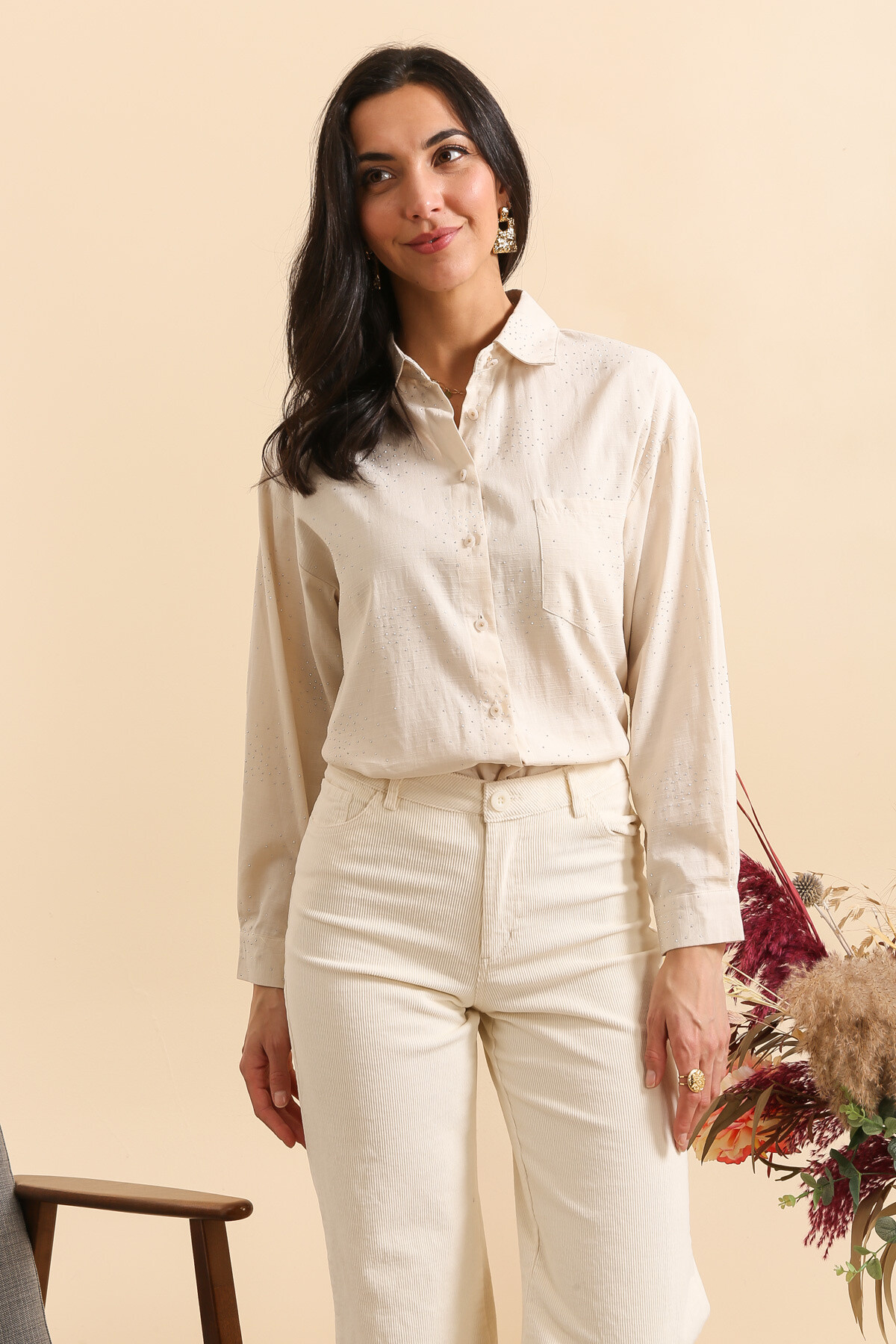Wholesaler Inspiration Studio - Cotton shirt decorated with rhinestones.
