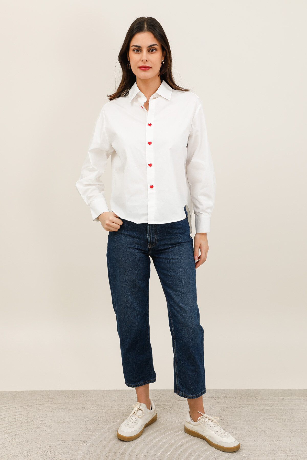 Grossiste Inspiration Studio - Chemise classique avec boutons cœur rouges, élégante et originale.