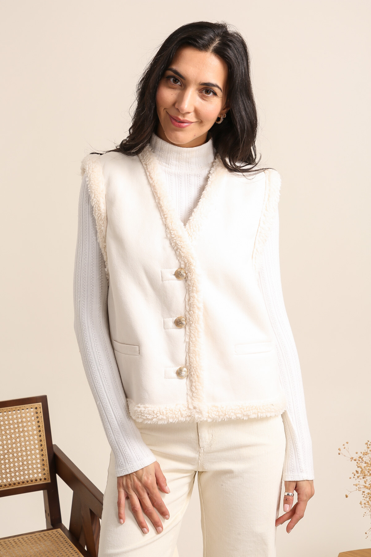Wholesaler Inspiration Studio - Sleeveless vest stuffed inside.