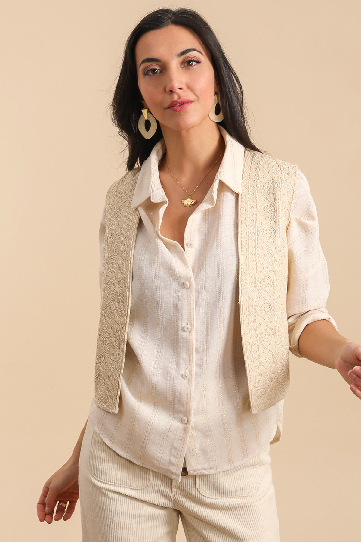 Grossista Inspiration Studio - Gilet smanicato in cotone con ricami.