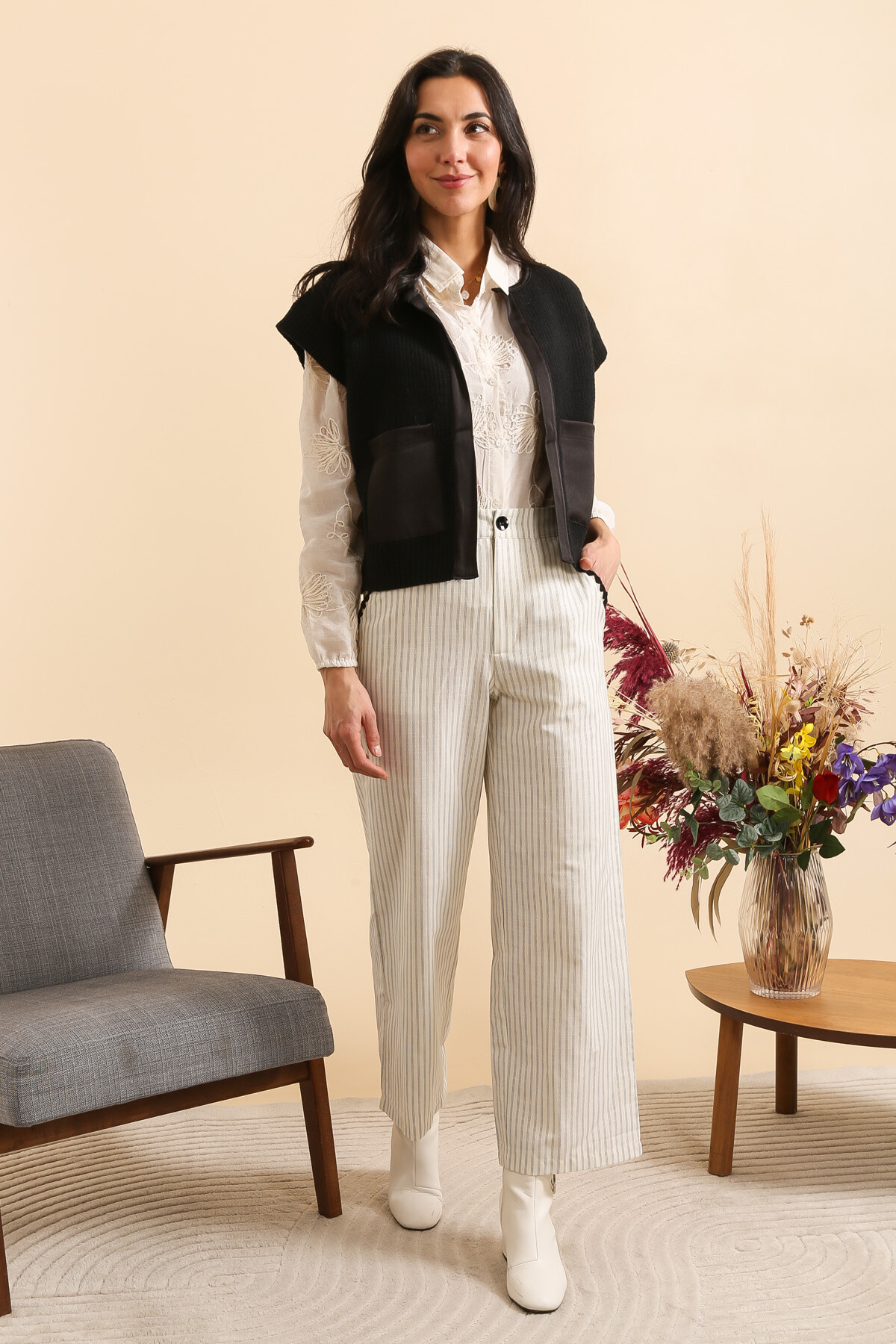 Wholesaler Inspiration Studio - Sleeveless vest with patch pockets in contrasting fabric.