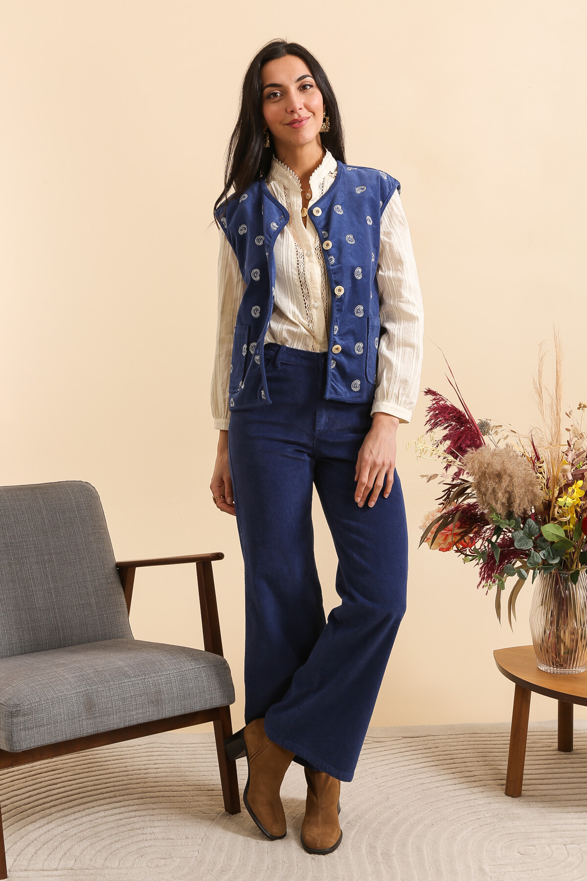 Wholesaler Inspiration Studio - Sleeveless corduroy vest with embroidered patterns.