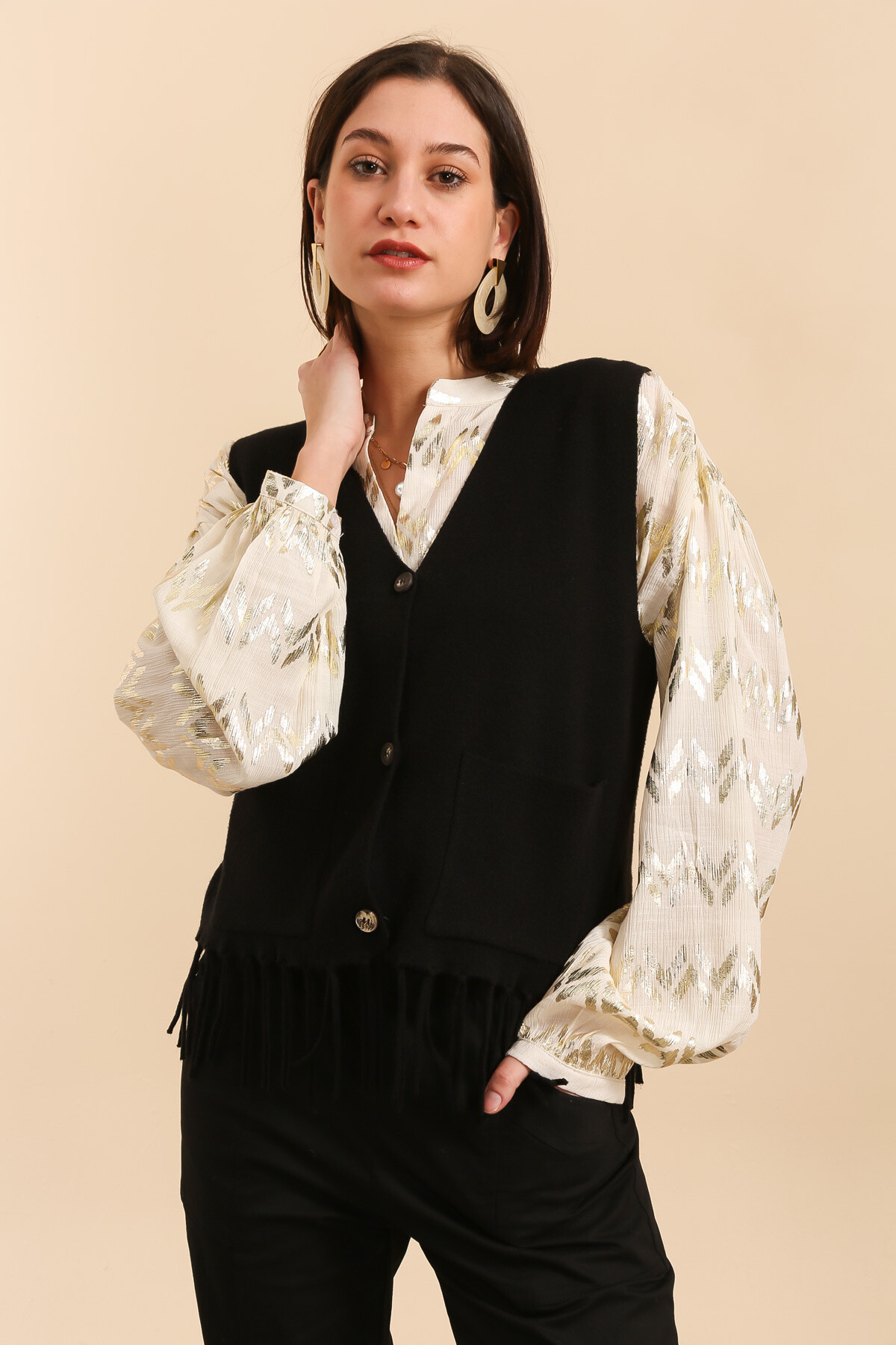 Wholesaler Inspiration Studio - Sleeveless Vest with Fringes - Modern and Timeless Elegance.