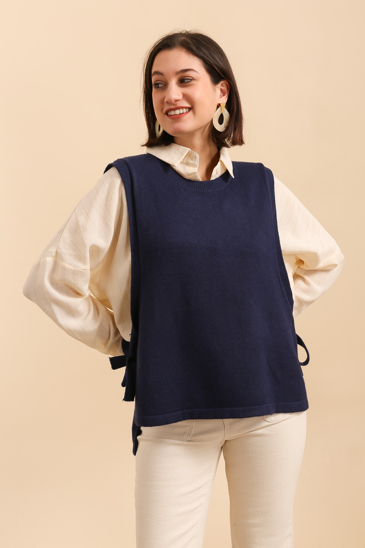 Grossista Inspiration Studio - Gilet senza maniche con lacci laterali: eleganza moderna e comfort.