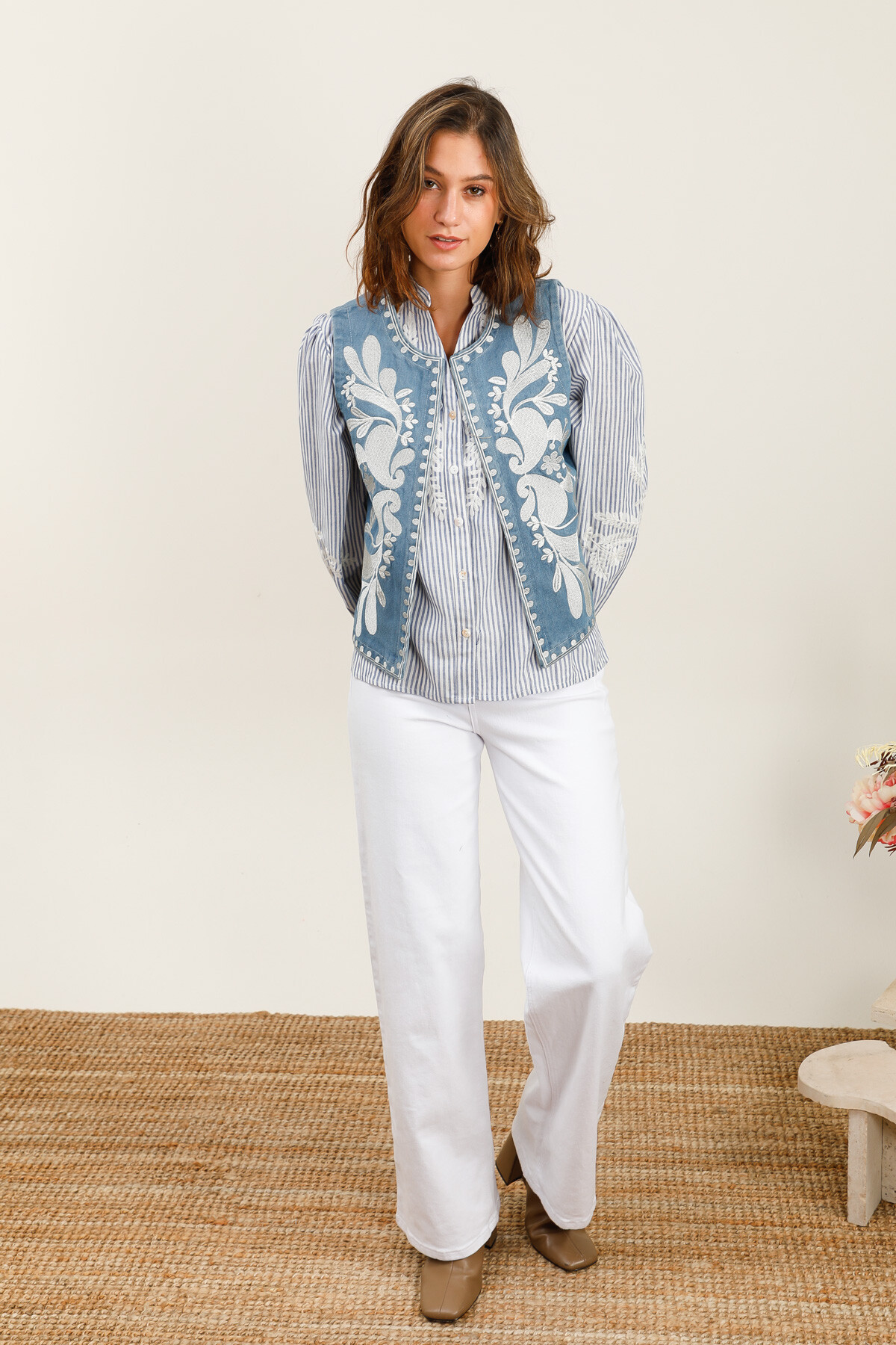 Mayorista Inspiration Studio - ❤️Chaleco sin mangas de denim desgastado, realzado con bordados florales para un toque bohemio elegante❤️