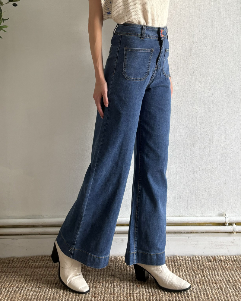 Mayorista Inspiration Studio - Jeans acampanados de talle alto con elastano.