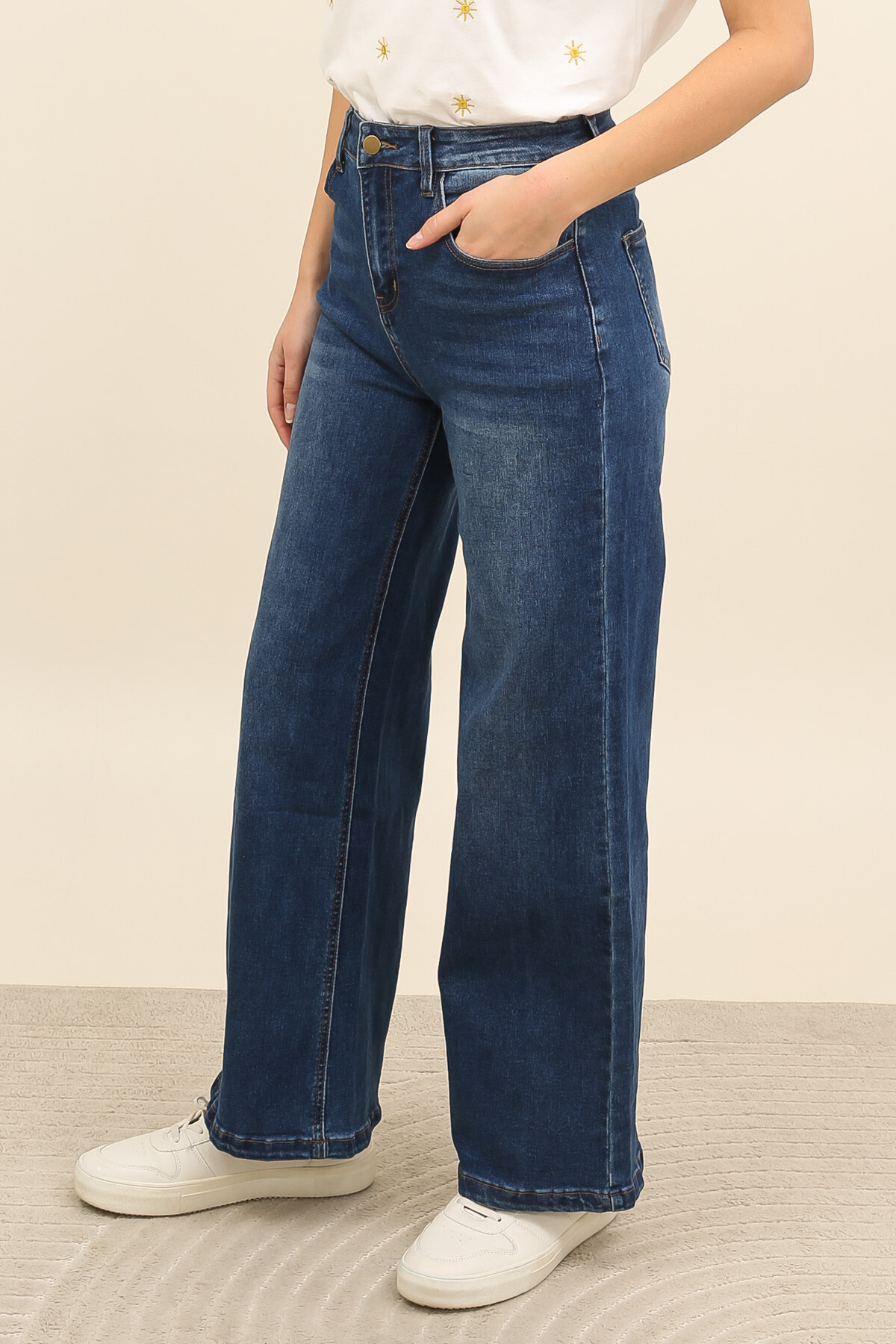 Grossiste Inspiration Studio - Jean large en denim stretch, à coupe droite, offrant confort, maintien et une allure contemporaine.