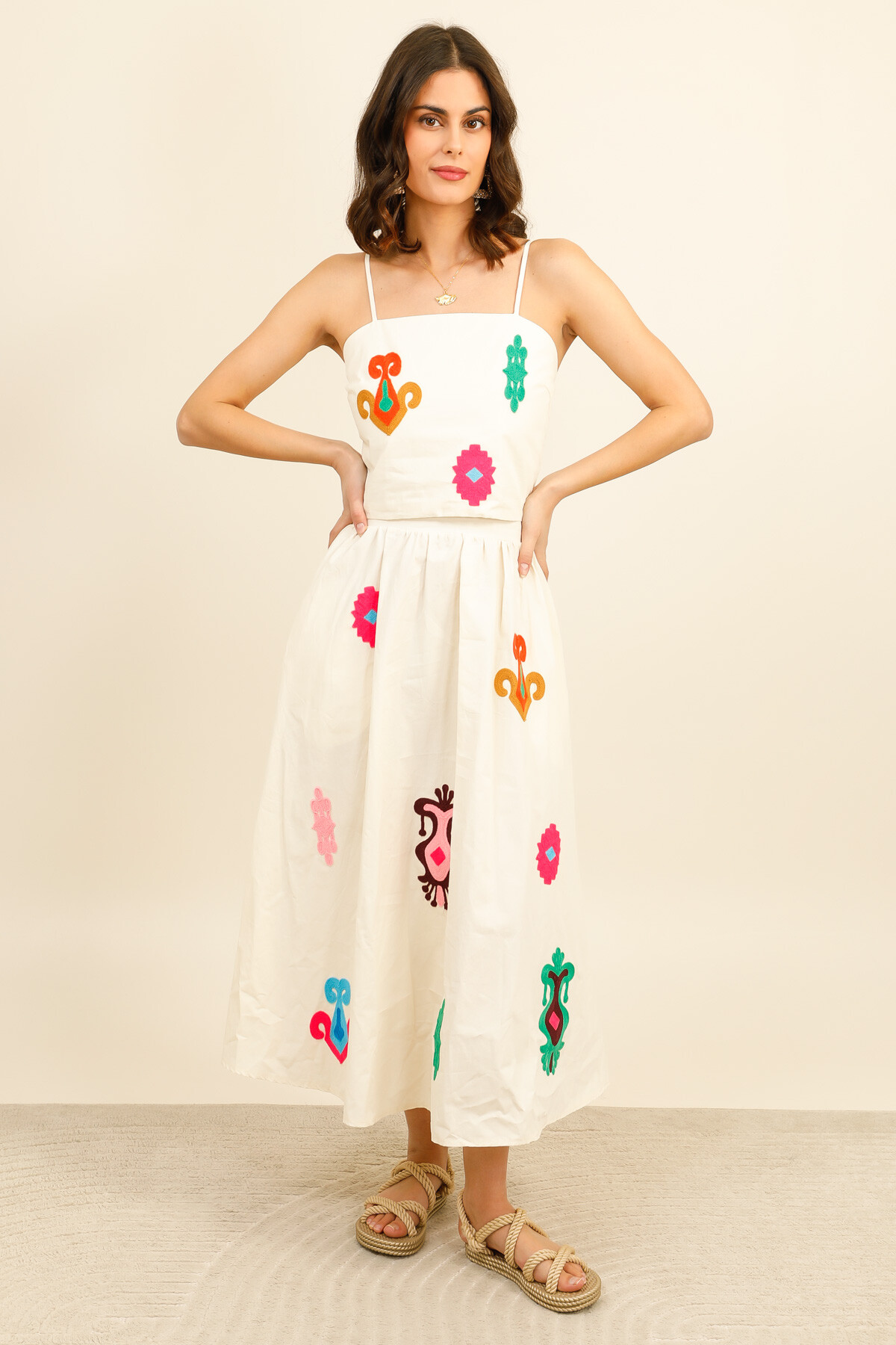 Mayorista Inspiration Studio - Falda midi de algodón con cintura elástica, bolsillos laterales y bordados multicolores colocados, diseñada para un look total exclusivo con el top YW001.