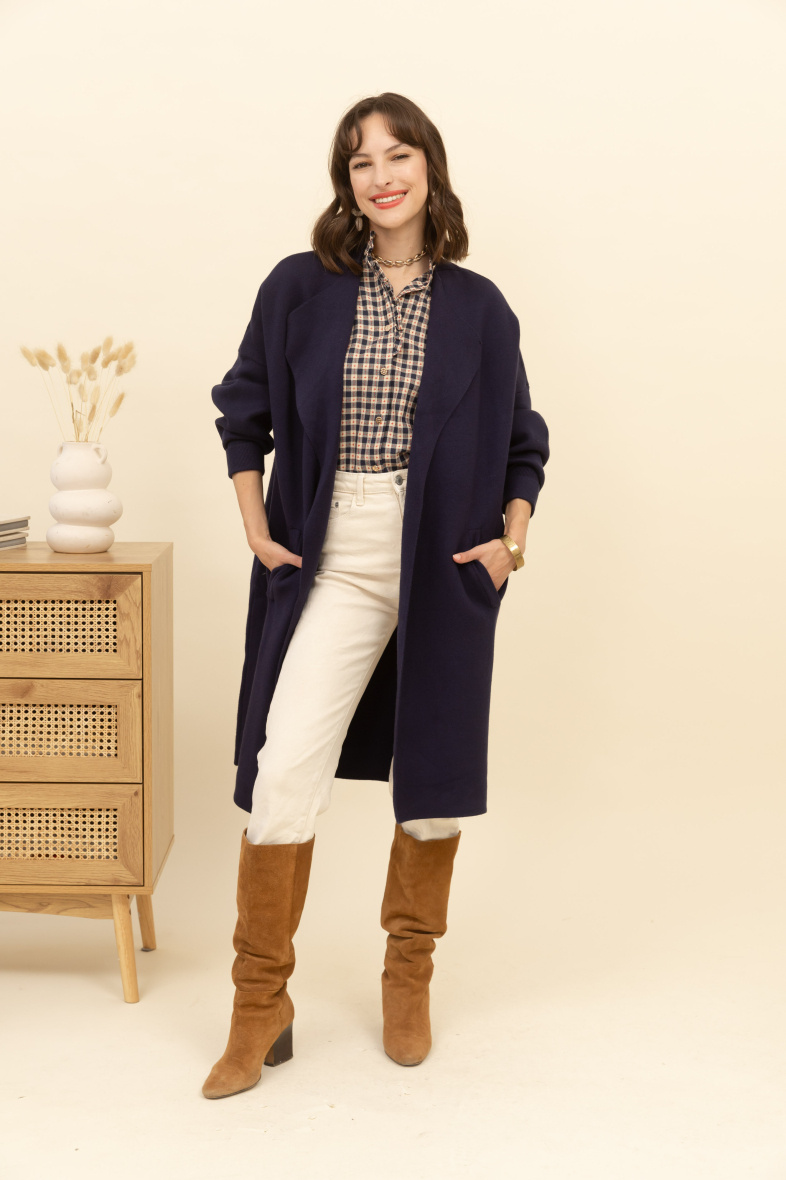 Grossista Inspiration Studio - Cappotto in maglia, lungo fino a metà coscia e a maniche lunghe.