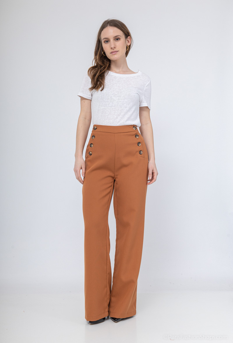 Grossiste Inspiration Studio - Pantalon droit jambes larges et taille marquée par boutons sur les côtés.