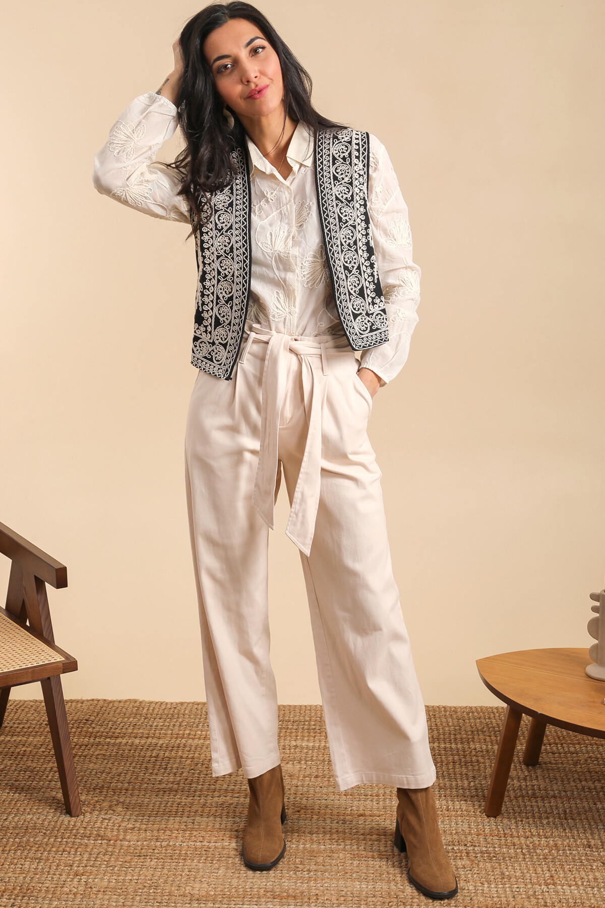 Wholesaler Inspiration Studio - Wide, high-waisted cotton pants.
