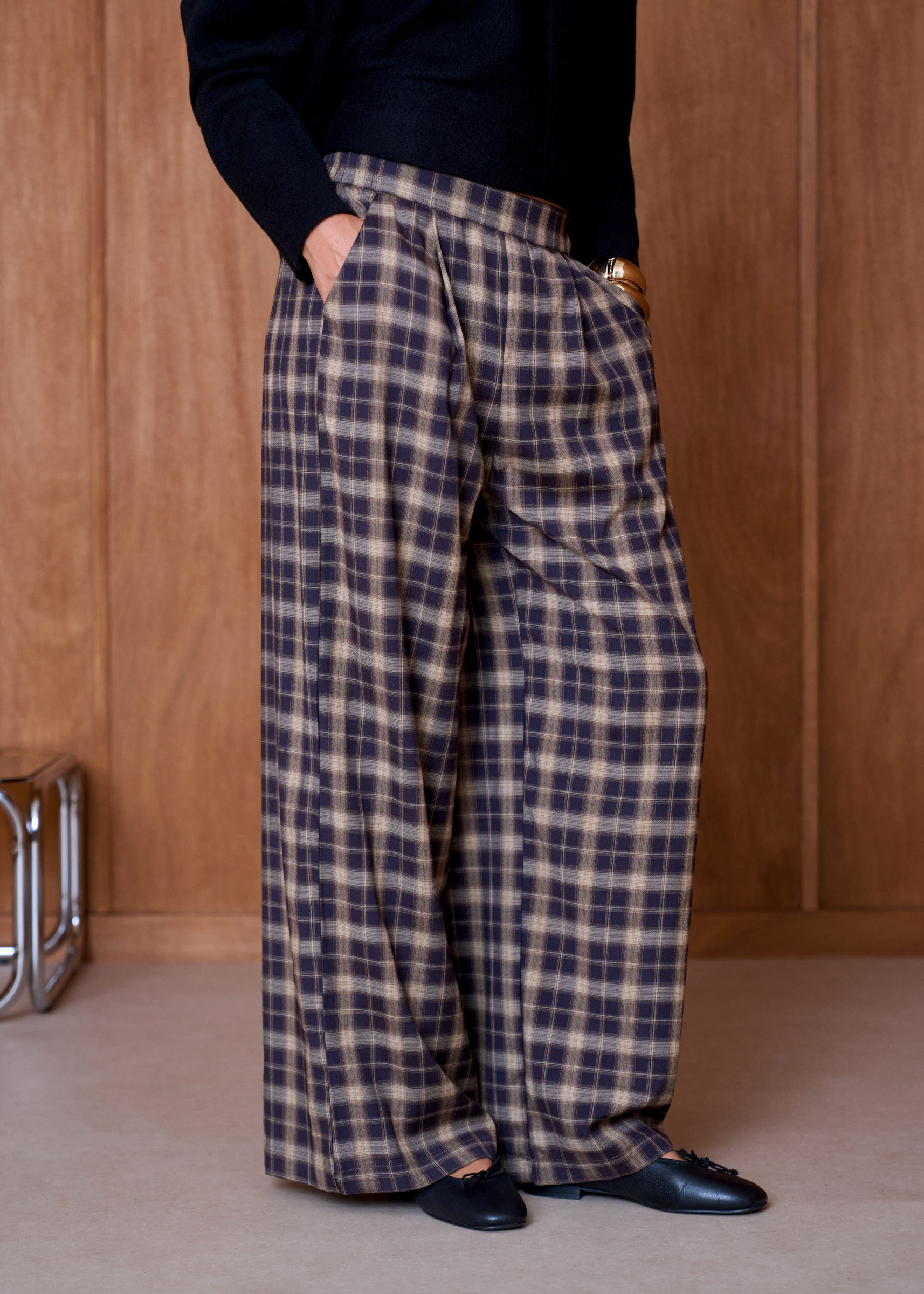 Mayorista Inspiration Studio - Pantalón fluido a cuadros, corte amplio, con pliegues frontales, bolsillos laterales y caída suave para un estilo cómodo y moderno.