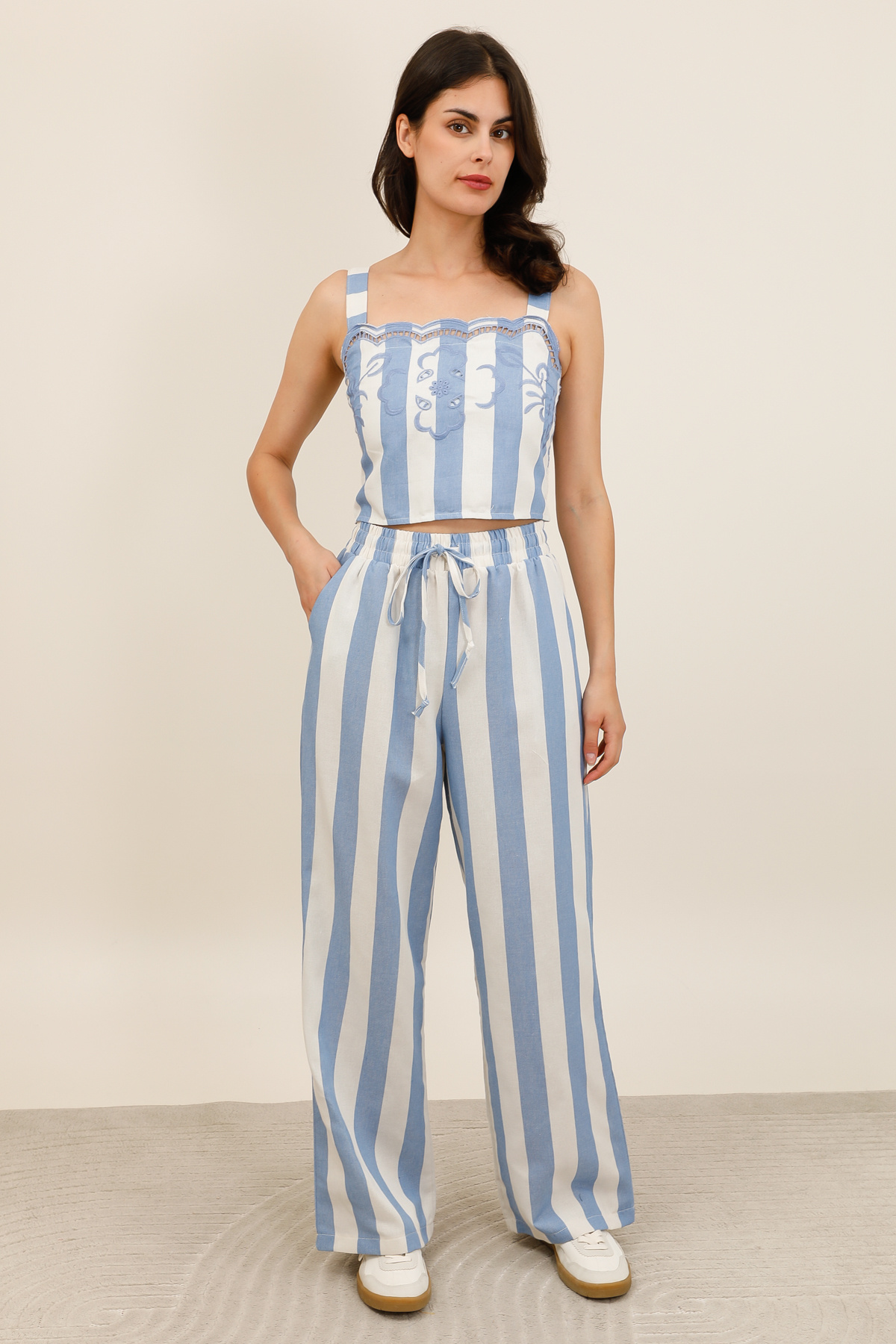 Mayorista Inspiration Studio - Pantalón de mujer a rayas de corte ancho, cintura elástica con cordón, bolsillos laterales y rayas verticales.