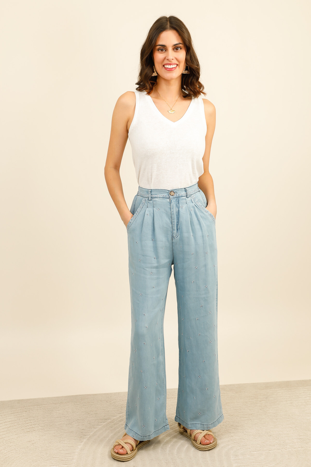 Grossiste Inspiration Studio - Pantalon large 100% Tencel bleu clair, plis devant et petites broderies all over, à coordonner avec la chemise assortie réf. 008.