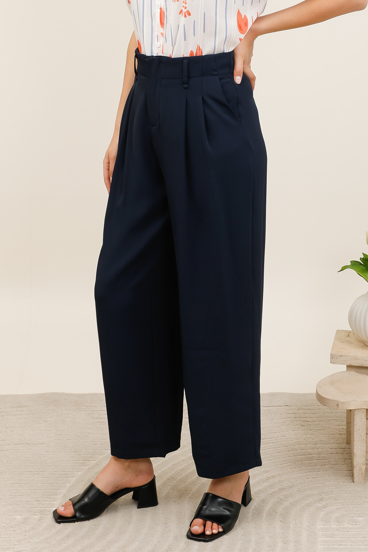 Mayorista Inspiration Studio - Pantalón de mujer de talle alto y pierna ancha, realzado con pliegues en la parte delantera para una silueta fluida, elegante y moderna.