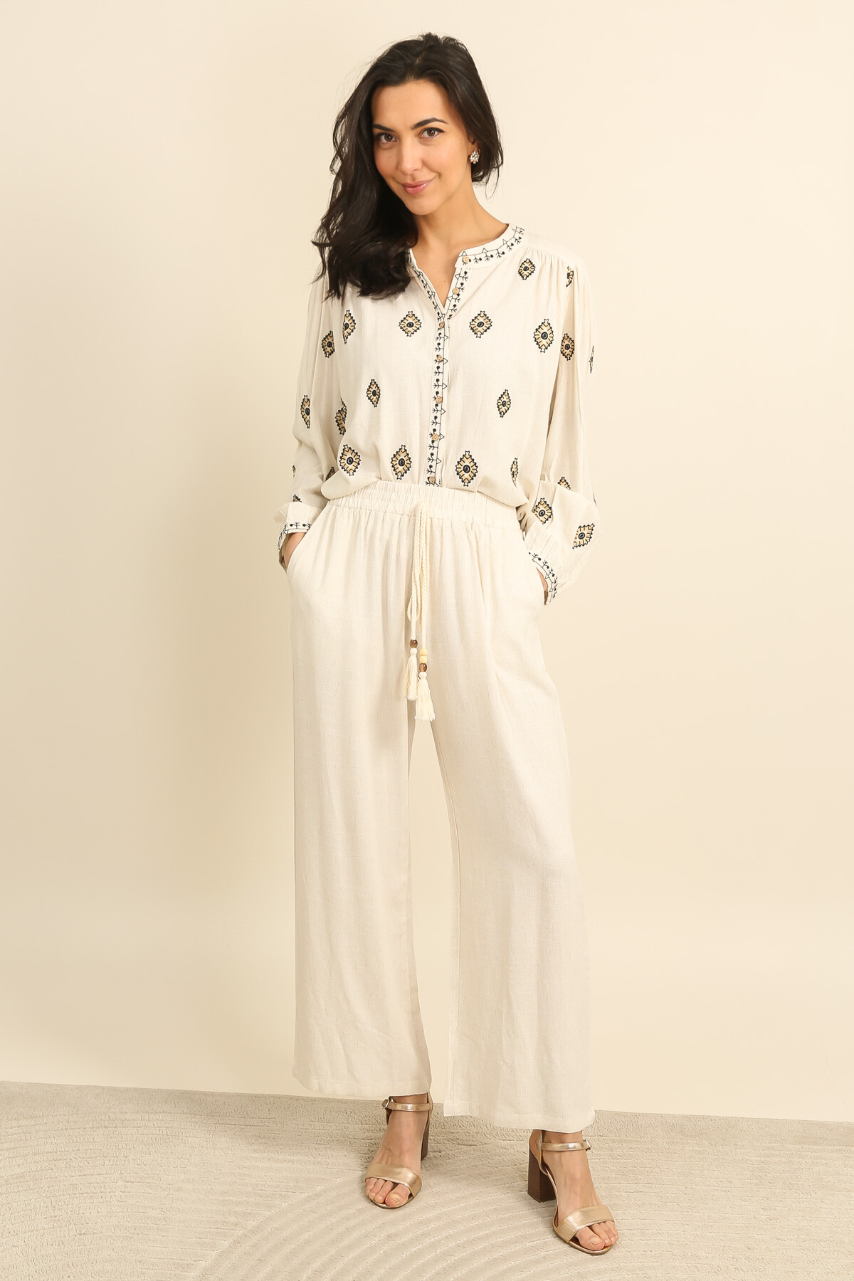 Mayorista Inspiration Studio - Pantalón de mujer en lino crudo, corte amplio y fluido, cintura elástica con cordón de borlas.