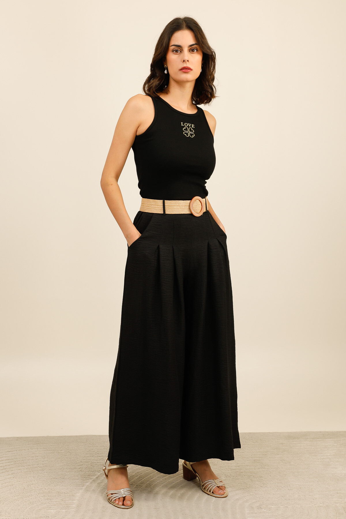 Grossiste Inspiration Studio - Le pantalon fluide chic, livré avec sa ceinture tressée tendance.