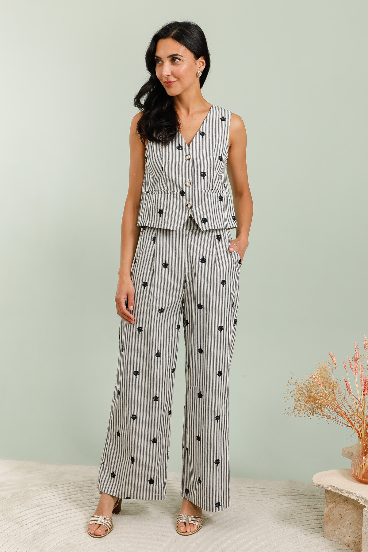 Wholesaler Inspiration Studio - Cotton pants with stripes and embroideries.