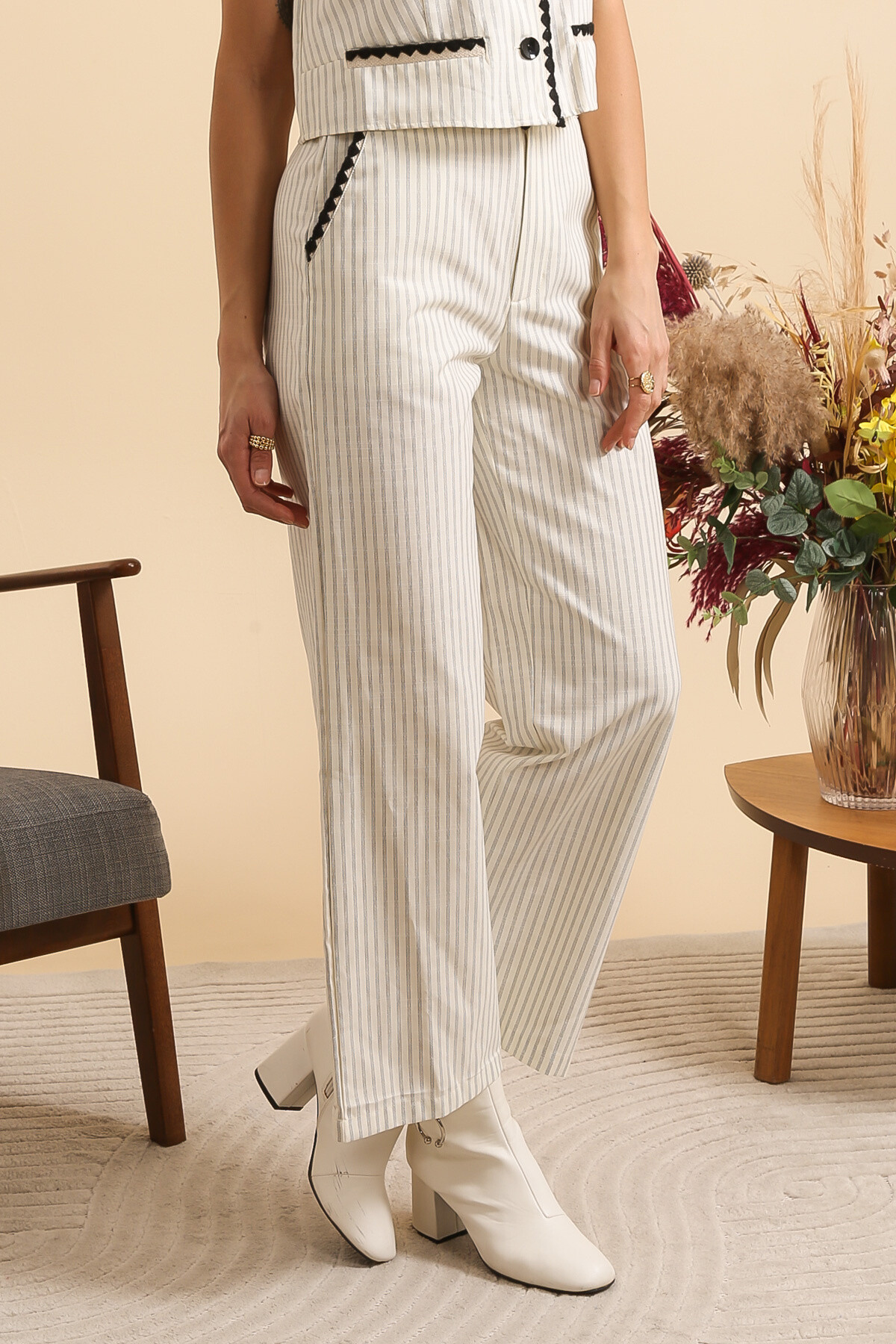 Wholesaler Inspiration Studio - Striped cotton pants with embroidered details on the pockets.