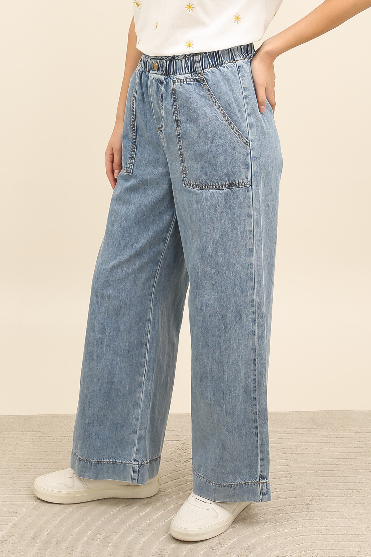 Grossiste Inspiration Studio - Jean large en denim souple, doté d’une taille élastiquée pour un confort optimal.