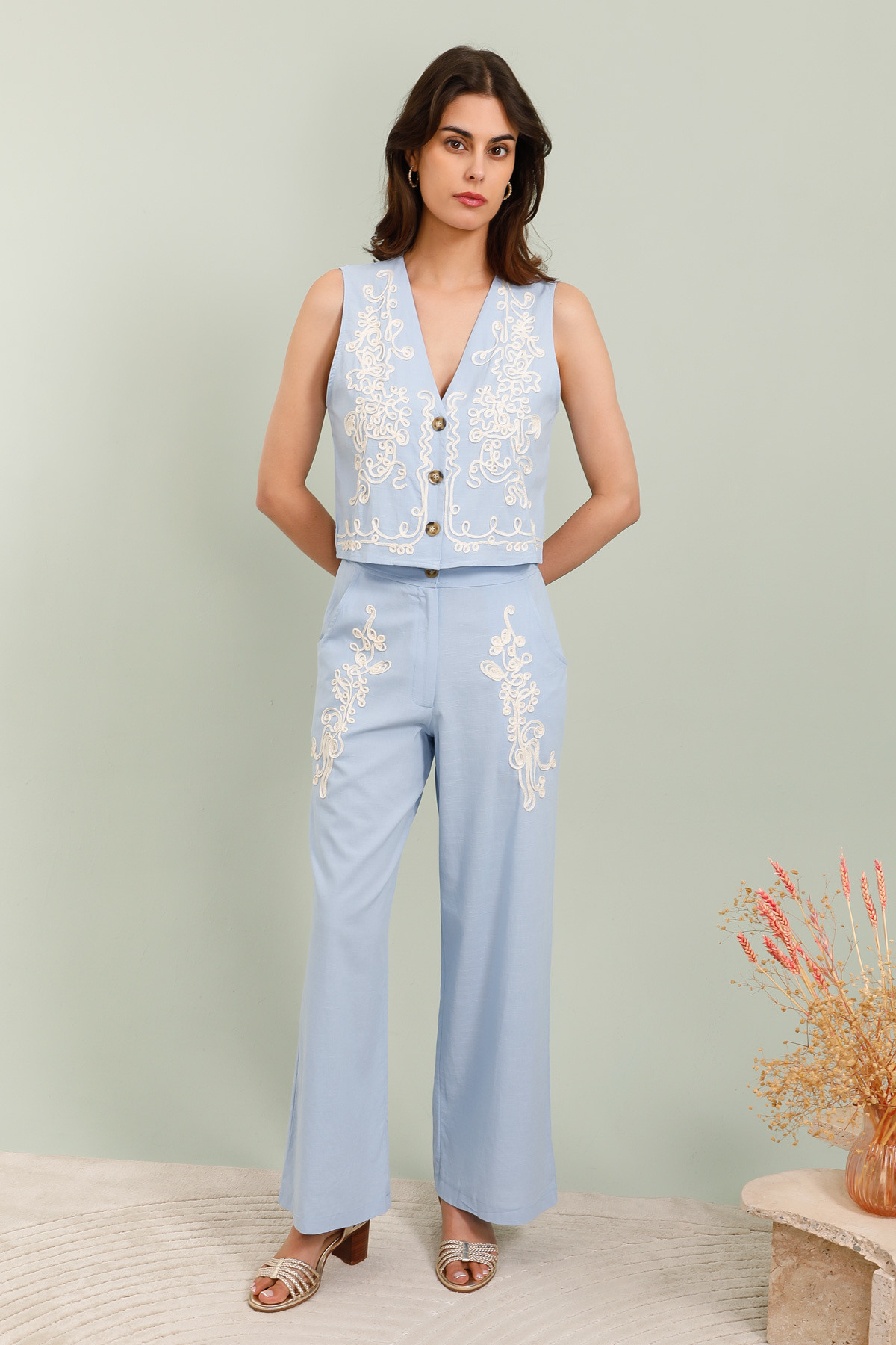 Mayorista Inspiration Studio - Pantalones bordados de algodón azul cielo.