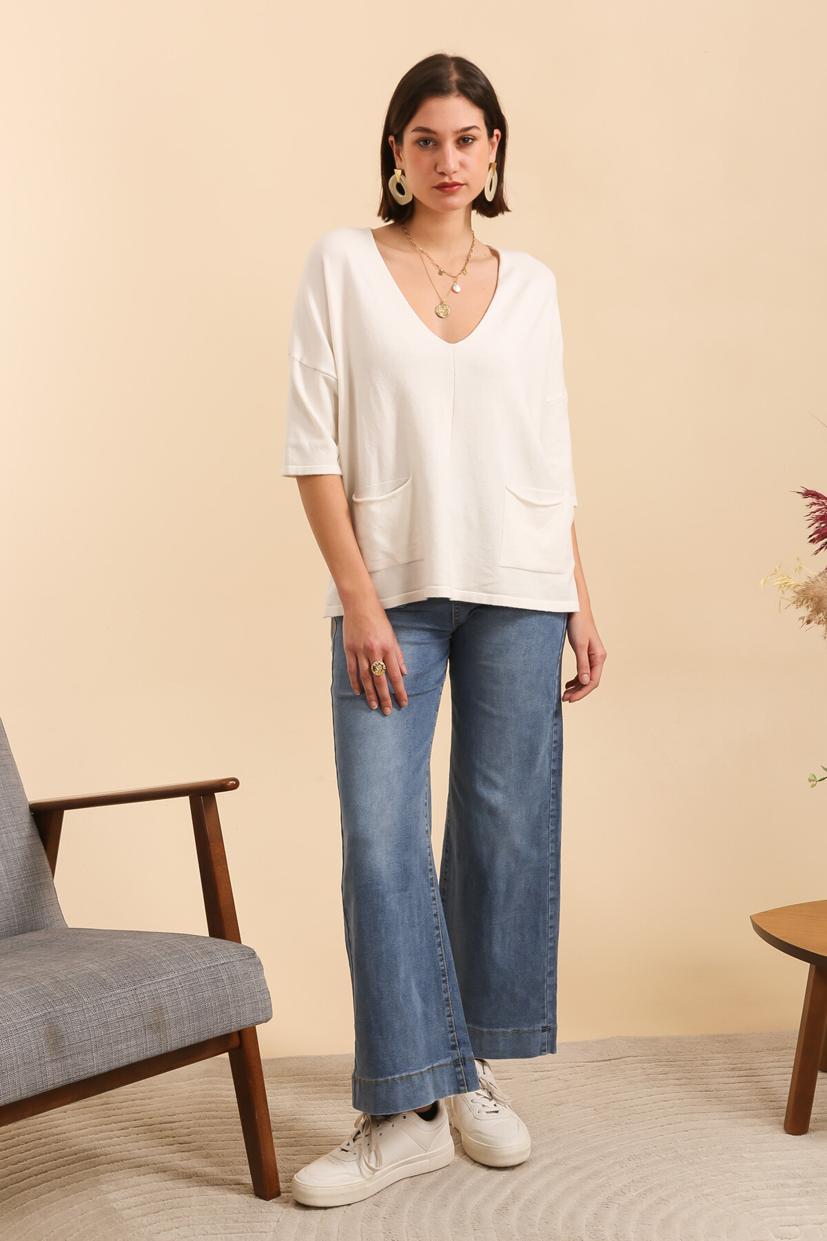 Wholesaler Inspiration Studio - Soft V-neck sweater with side pockets.