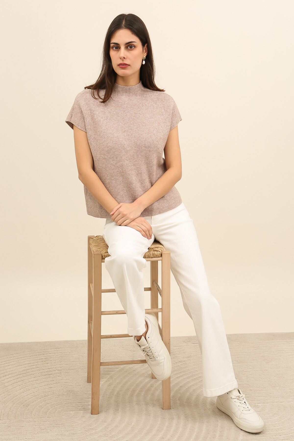 Grossiste Inspiration Studio - Pull sans manches en maille côtelée, à col montant et coupe épurée, idéal pour un look moderne et facile.