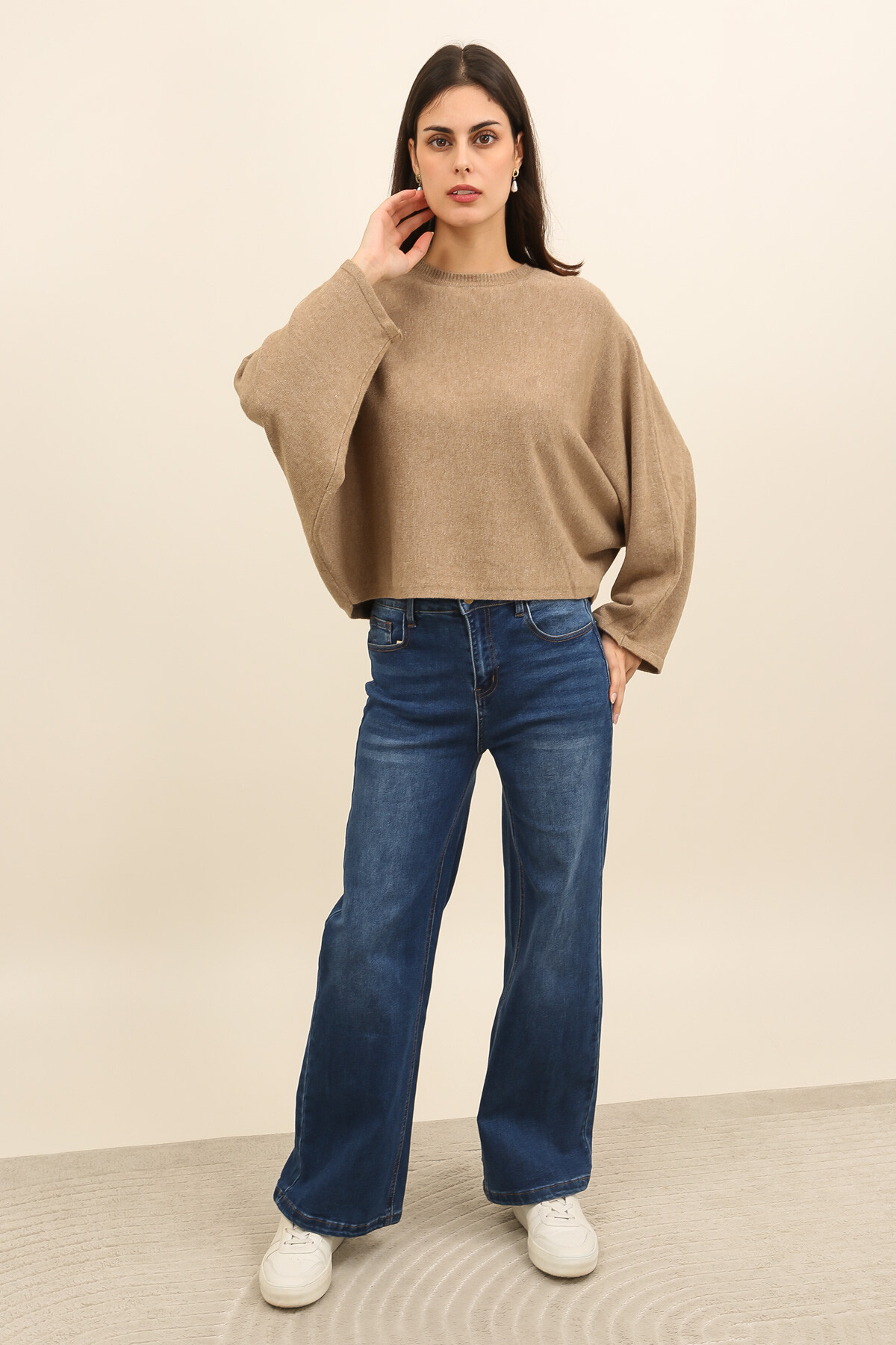 Grossiste Inspiration Studio - Pull ample à manches chauve-souris, au tombé fluide et à l’allure moderne, idéal pour un look casual chic.