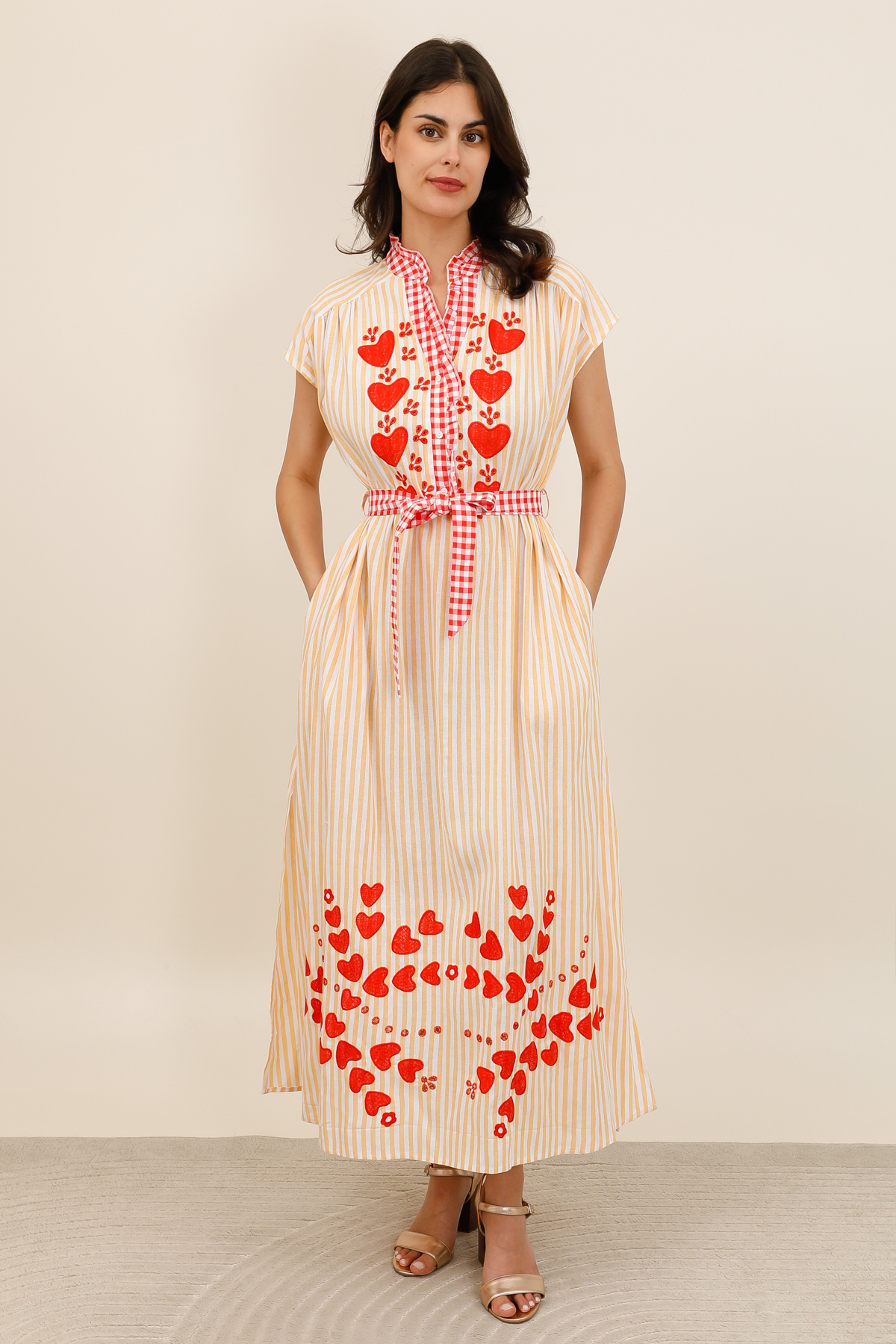 Mayorista Inspiration Studio - Vestido camisero largo a rayas, con bordados de corazones rojos, cinturón de cuadros vichy para anudar, bolsillos laterales y botones blancos efecto nácar.