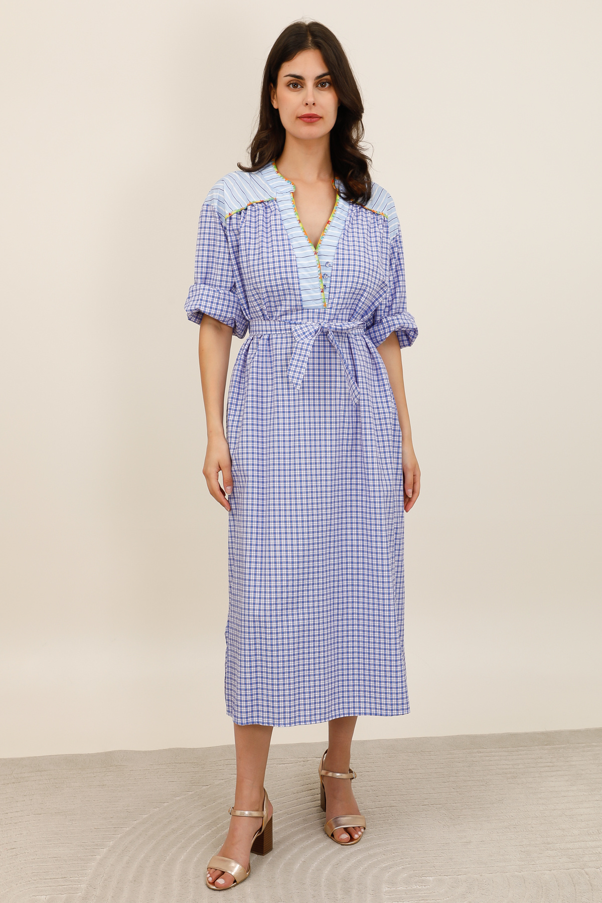 Mayorista Inspiration Studio - Vestido midi a cuadros en popelina de algodón, con panel a rayas contrastantes, cordón ajustable en la cintura, mangas enrollables y bolsillos laterales.
