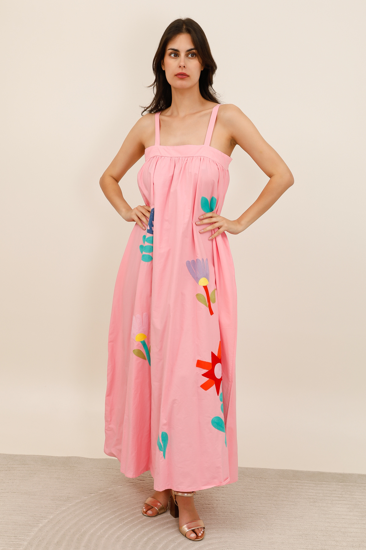 Mayorista Inspiration Studio - Vestido largo de popelina de algodón, corte holgado con tirantes, con bordados florales coloridos, bolsillos laterales y espalda fruncida.