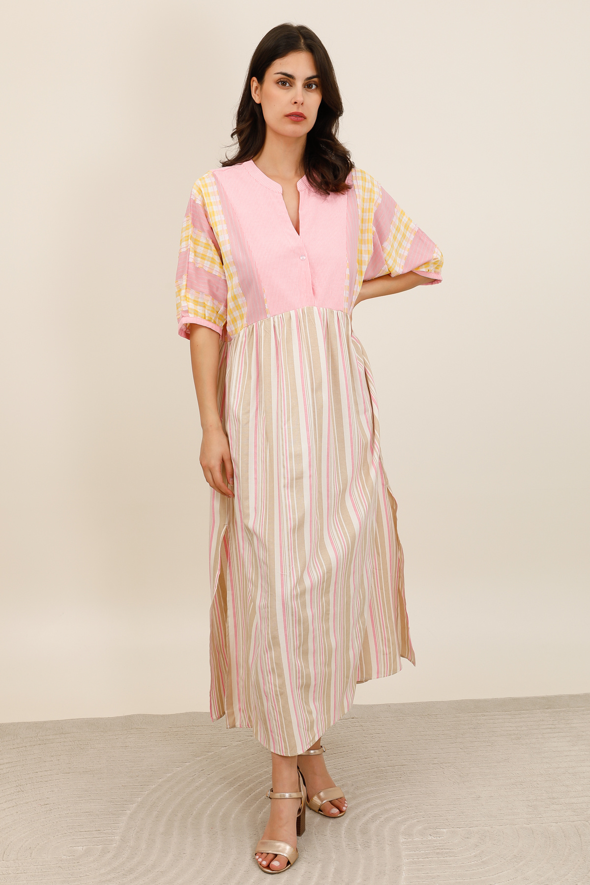 Mayorista Inspiration Studio - Vestido largo de patchwork a rayas con mangas voluminosas, estilo casual chic, con bolsillos laterales y aberturas laterales.