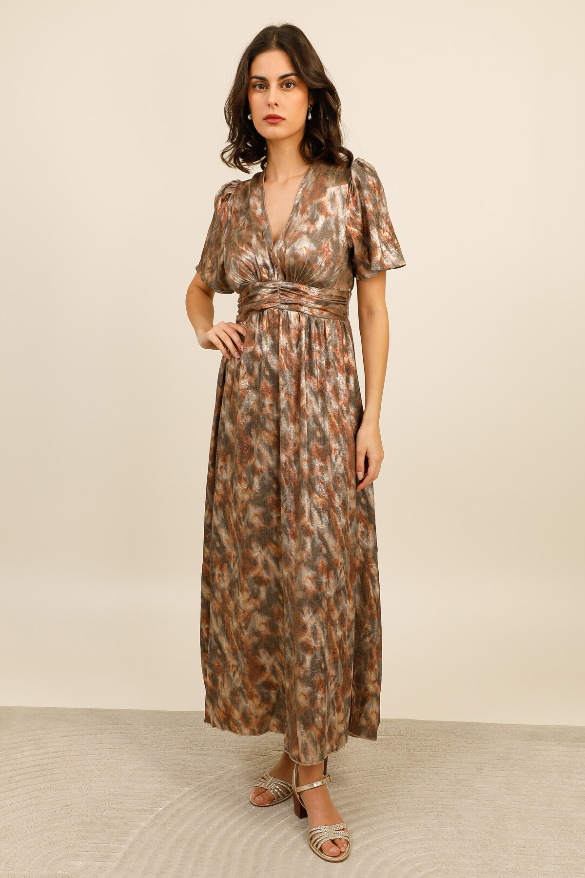 Grossiste Inspiration Studio - La robe qui capte la lumière et sublime instantanément n’importe quel portant.